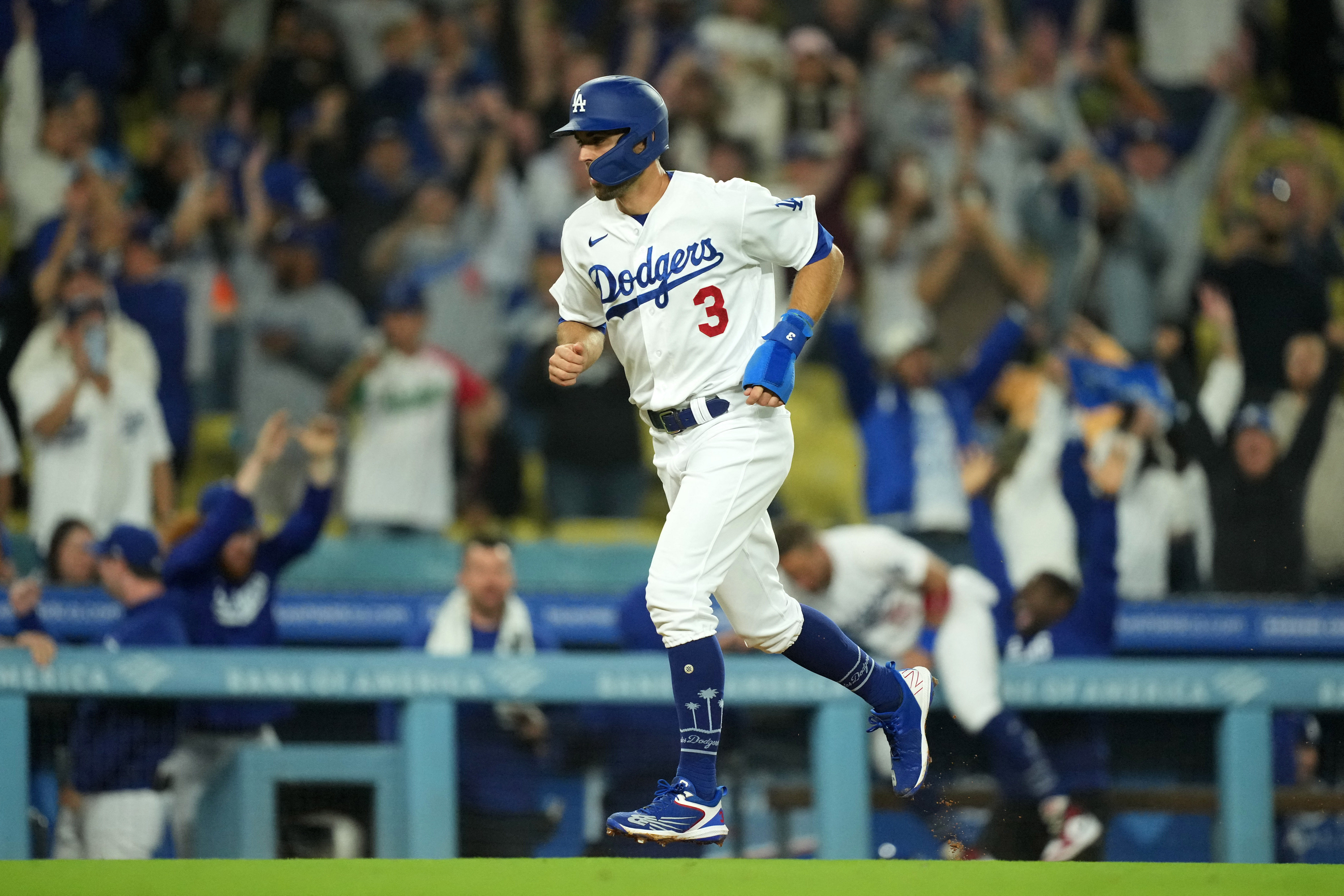 Dodgers win in 12th on bases-loaded walk against Twins