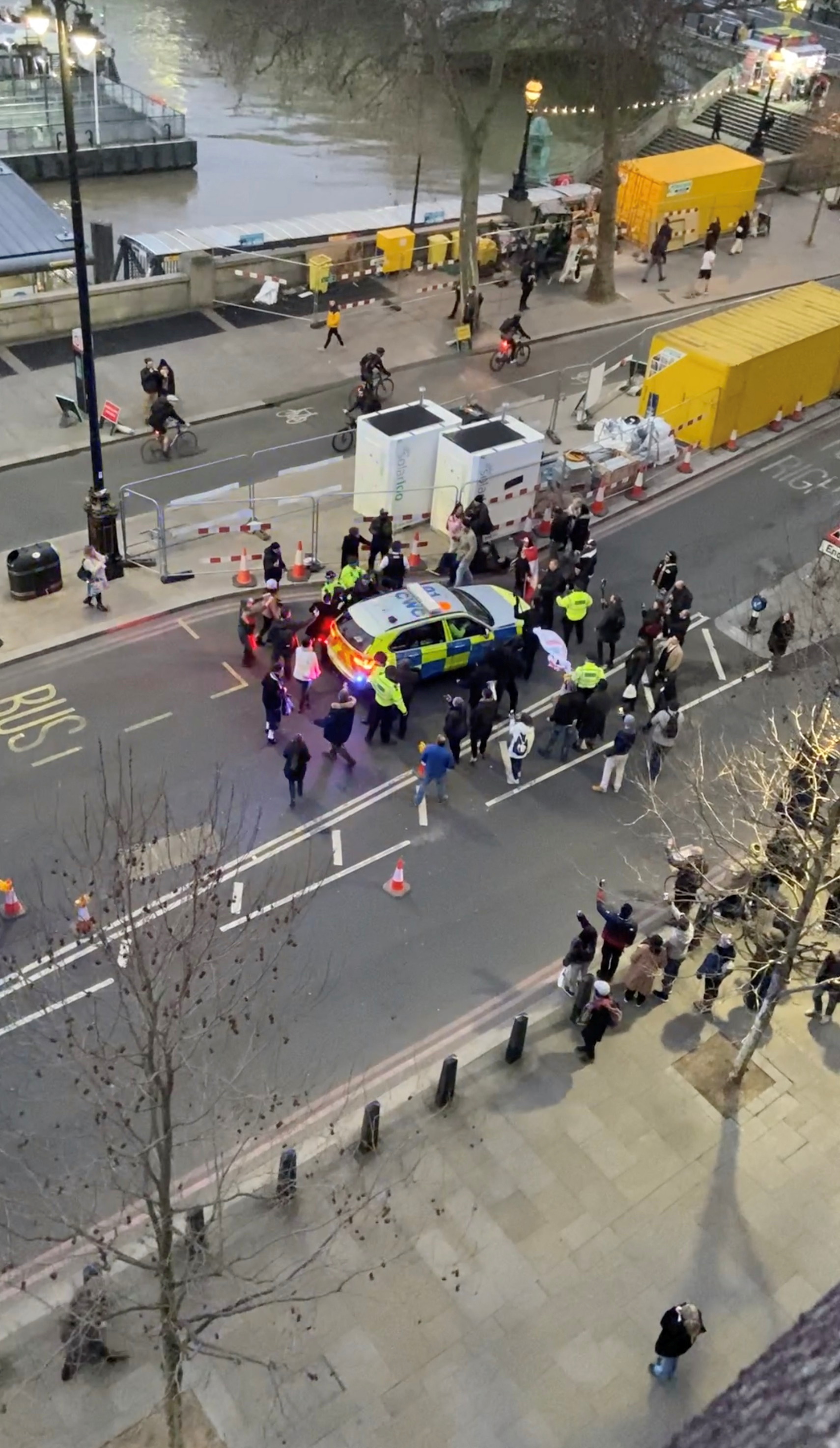 رهبر حزب کارگر بریتانیا، کیر استارمر، در ماشین پلیس نشسته است در حالی که معترضان دور او را احاطه کرده اند و شعارهایی را در لندن، بریتانیا فریاد می زنند 7 فوریه 2022، در این تصویر ثابت که از ویدئوی رسانه های اجتماعی در 8 فوریه 2022 به دست آمده است.  