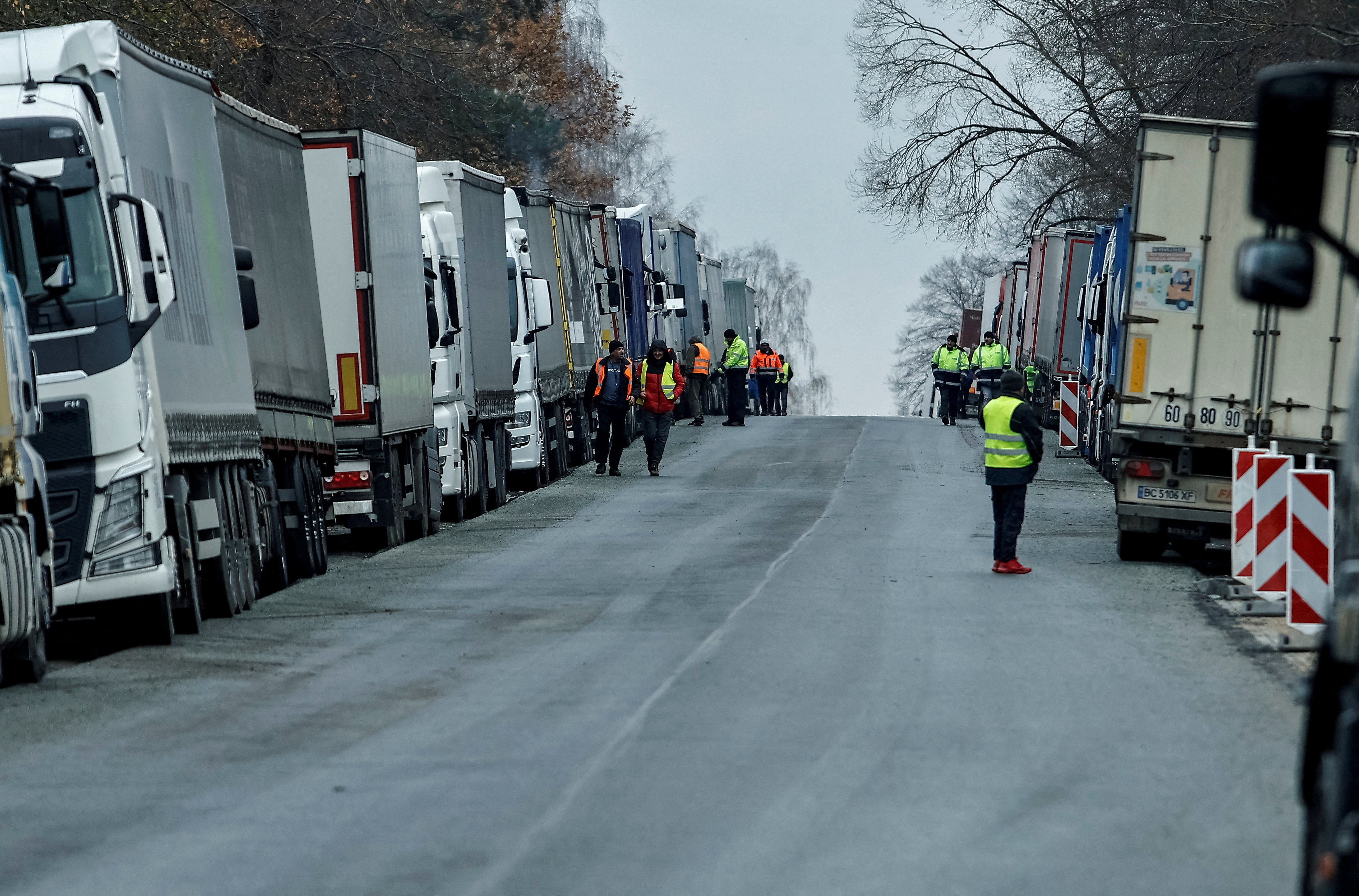 FOTO DE ARCHIVO: Camiones ucranianos estacionados cerca de la frontera entre Polonia y Ucrania, cerca del pueblo de Korczowa, Polonia