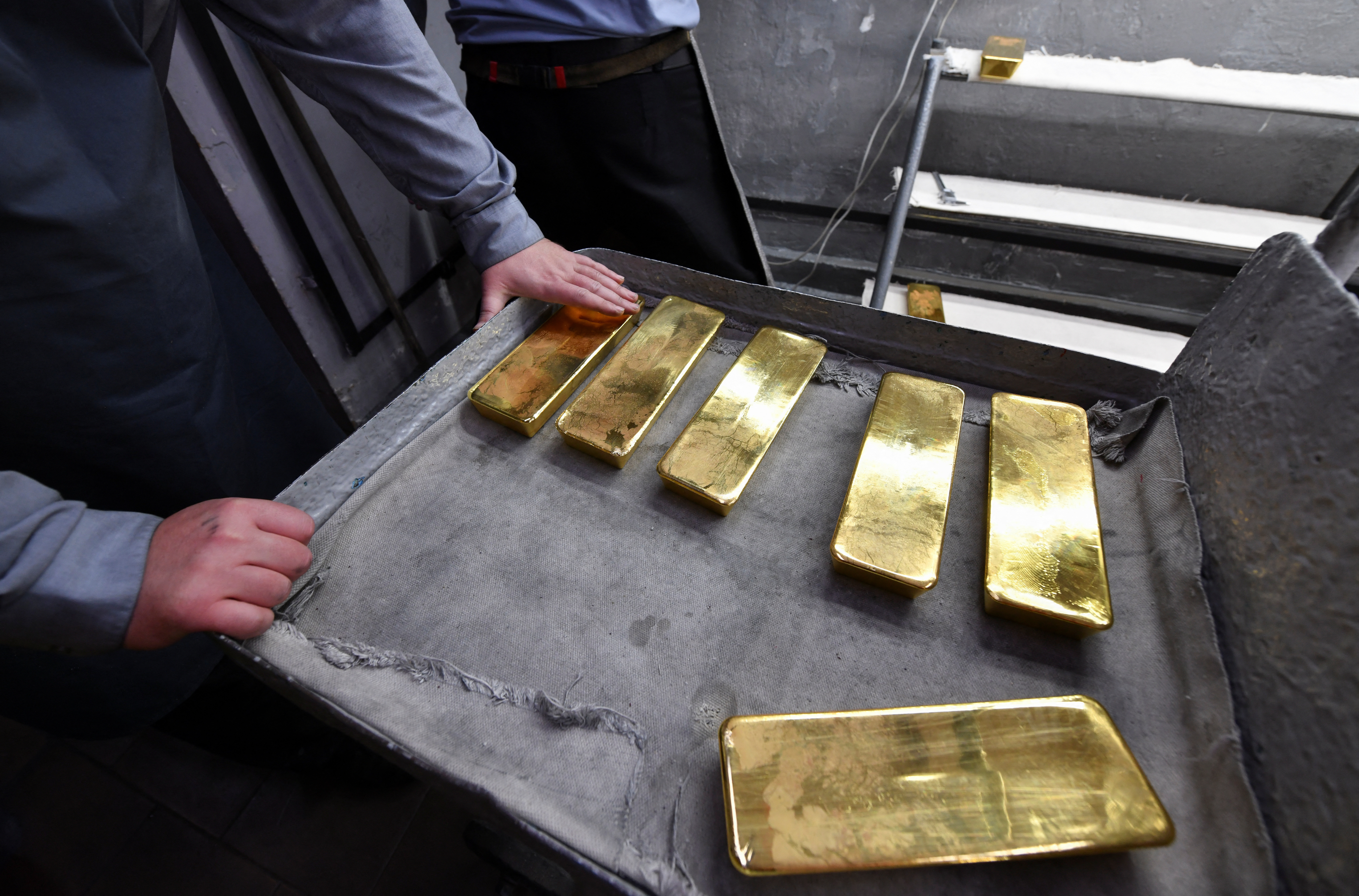 Production of gold at Krastsvetmet precious metals plant in Krasnoyarsk