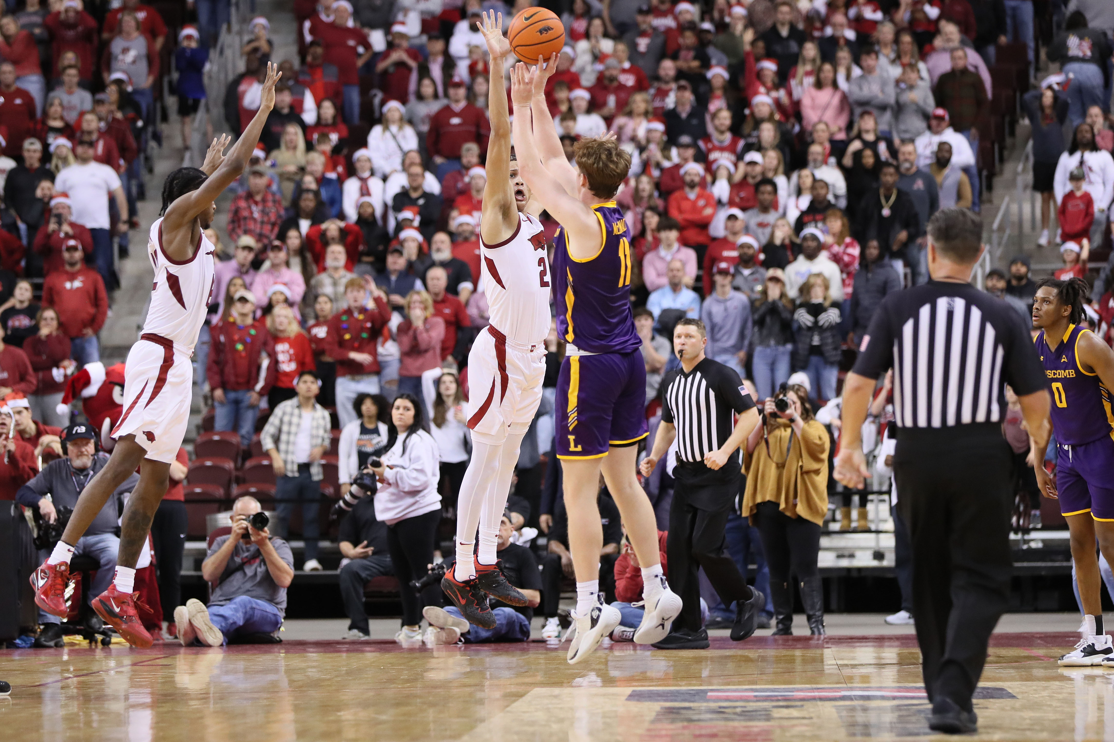 Arkansas Holds on for 69-66 Victory Over Lipscomb
