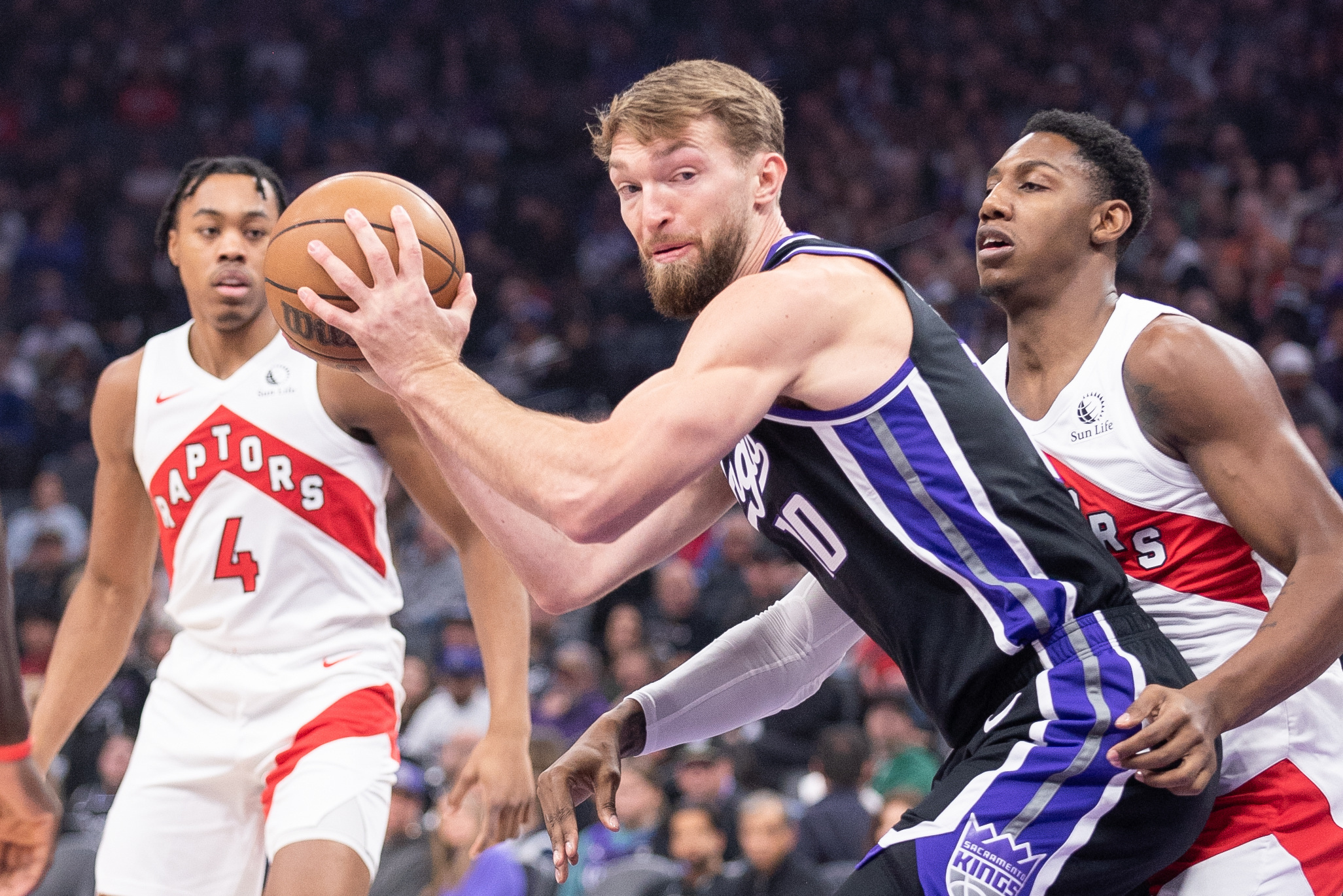 Domantas Sabonis (triple-double), Kings Barely Fend Off Raptors | Reuters