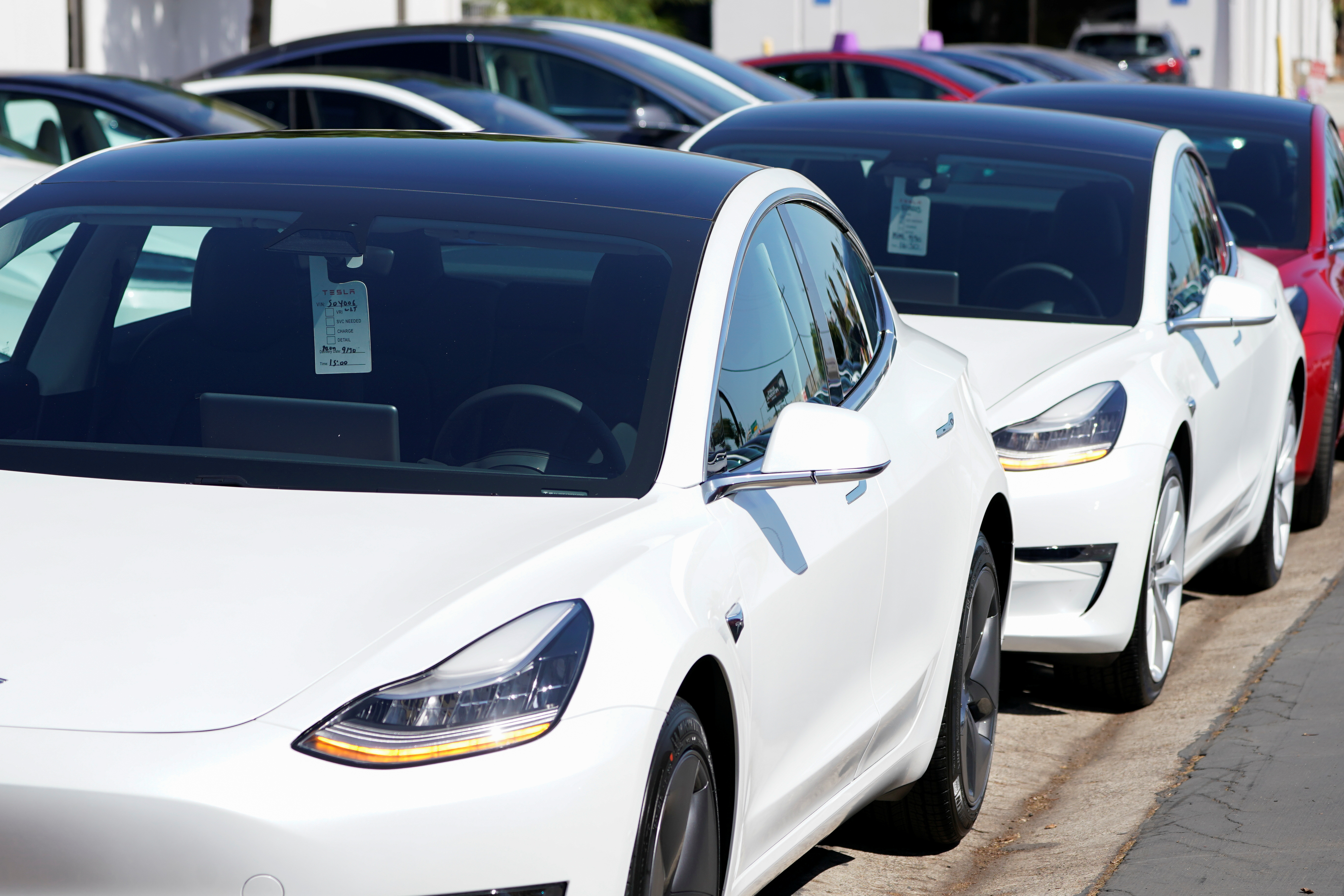 De nieuwe Tesla Model 3 wordt getoond in het aflevercentrum op de laatste dag van het derde kwartaal van het bedrijf in San Diego