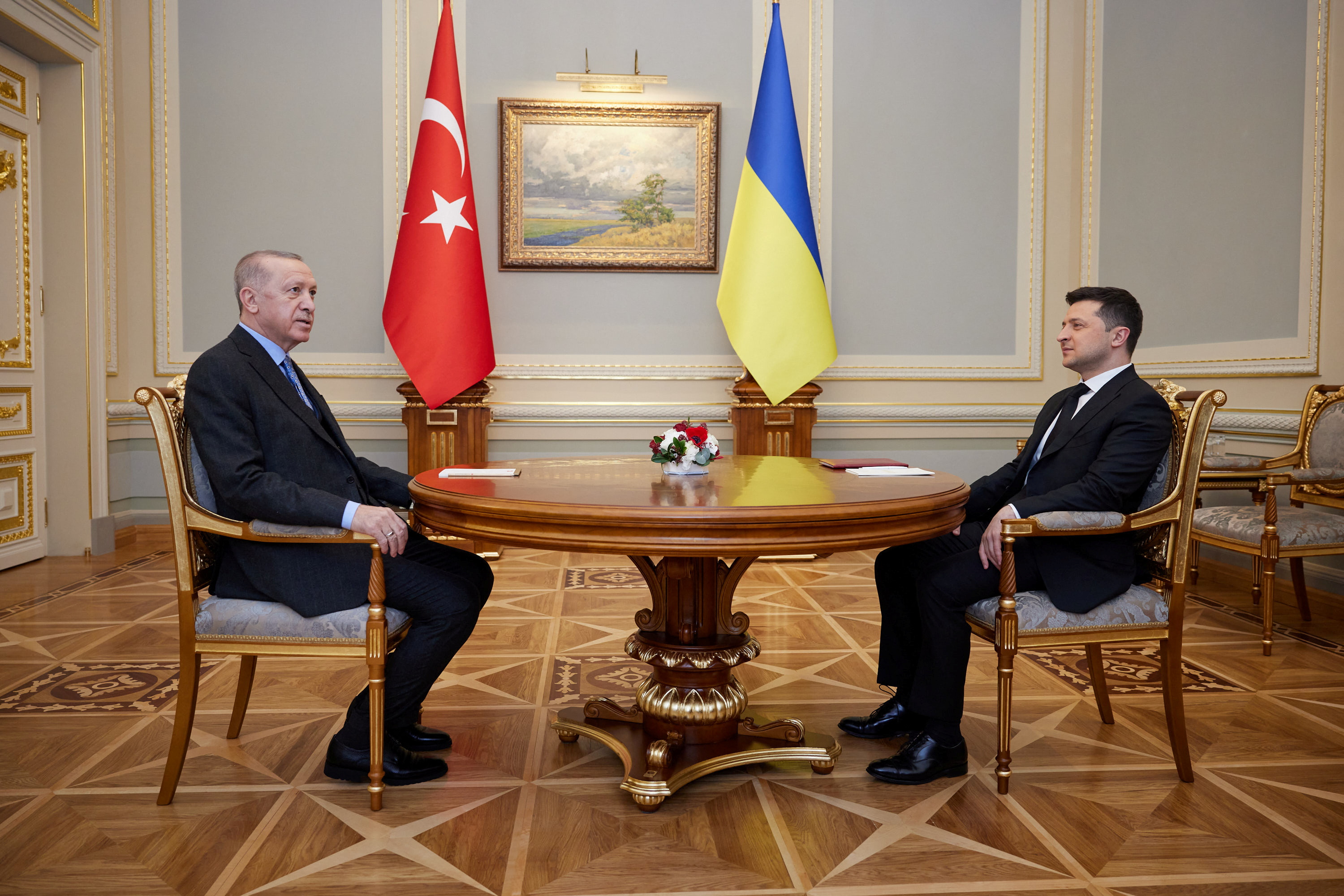 Türkiye Cumhurbaşkanı Tayyip Erdoğan, Ukrayna Cumhurbaşkanı Volodymyr Zelenskiy ile Kiev'de bir araya geldi 3 Şubat 2022. Ukrayna Cumhurbaşkanlığı Basın Servisi/REUTERS aracılığıyla El Notu