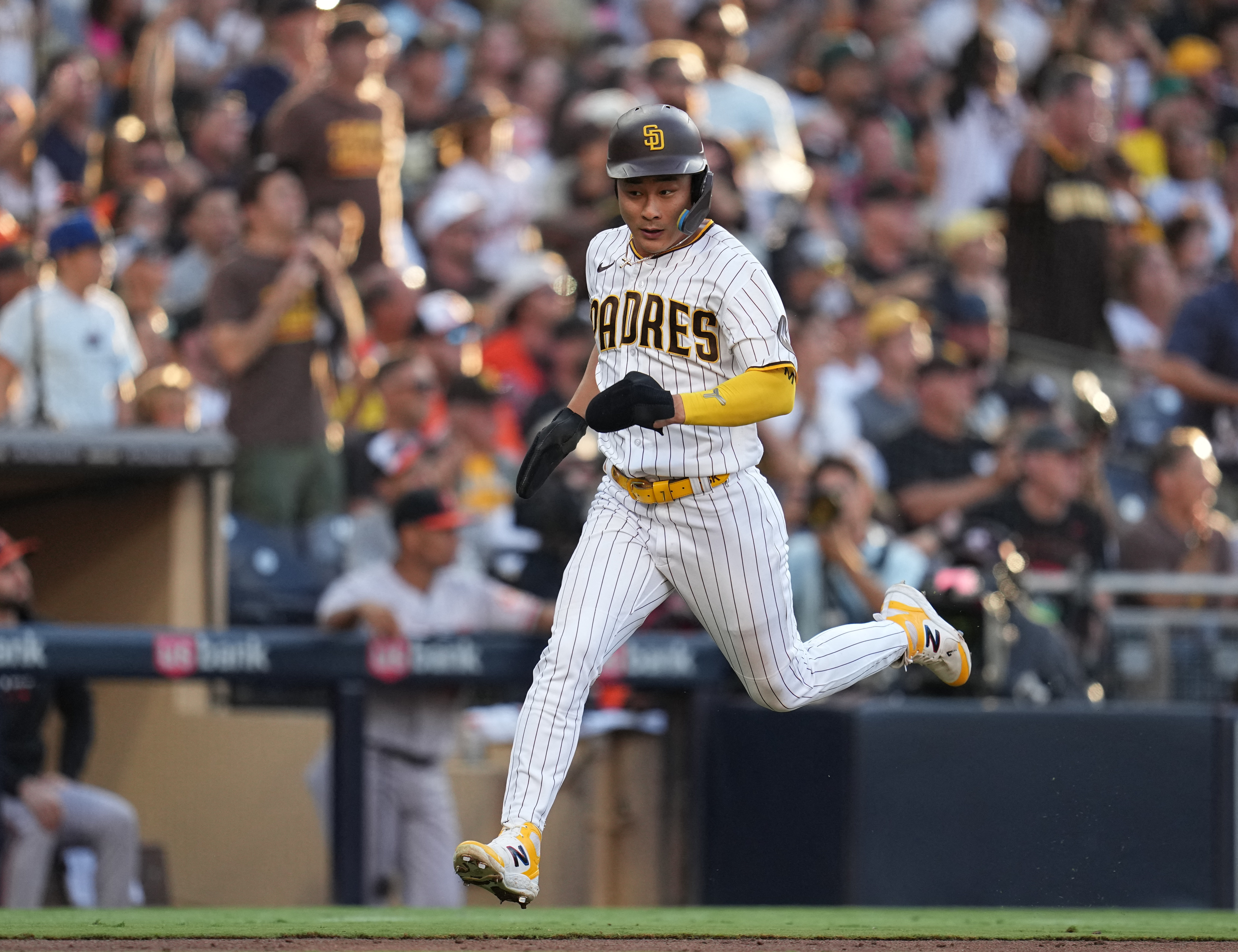 Padres' Tatis Jr. catches Orioles' Perez out to lunch, steals home