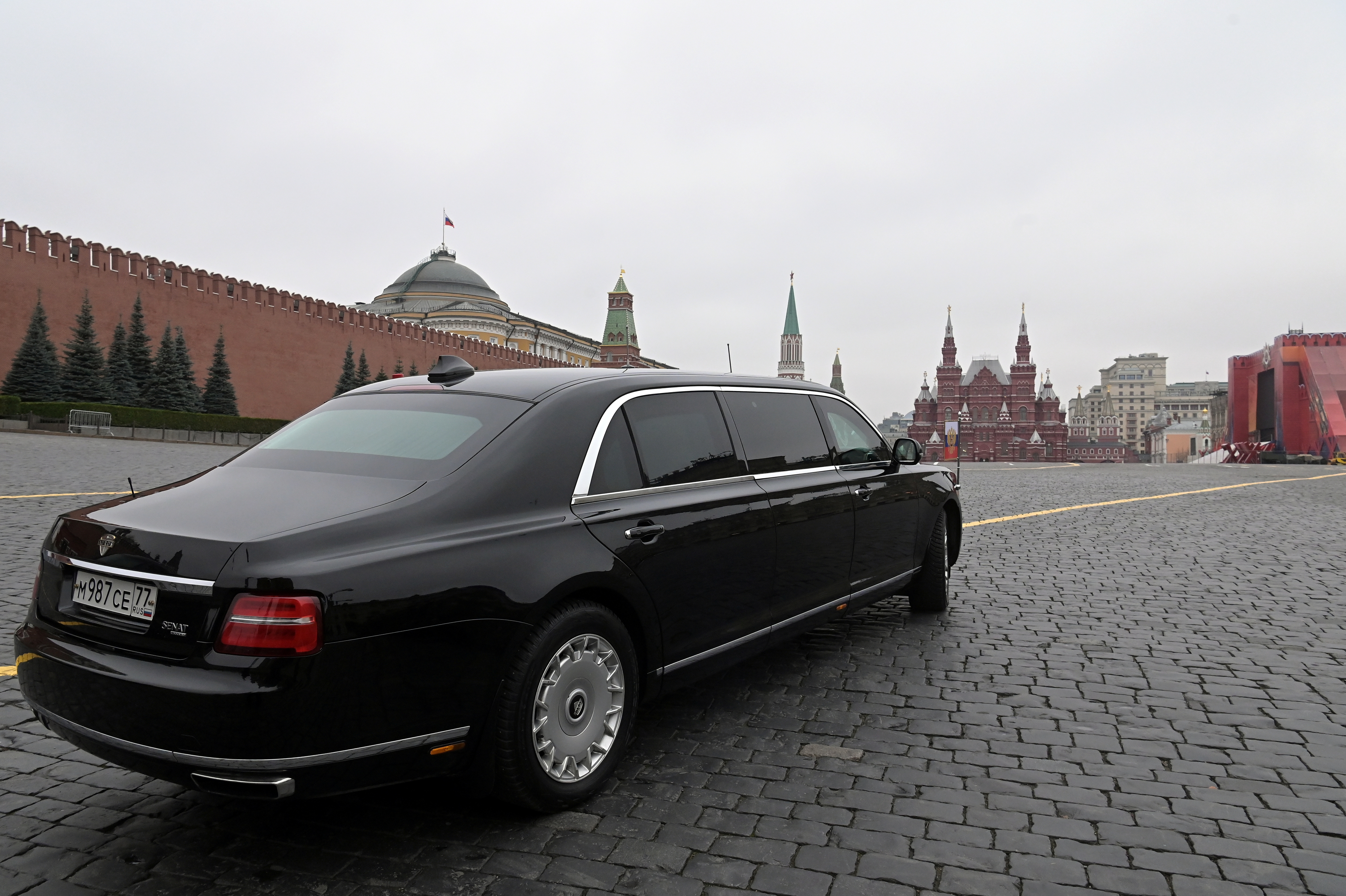 Vladimir Putin's Presidential car - Aurus Senat - on video