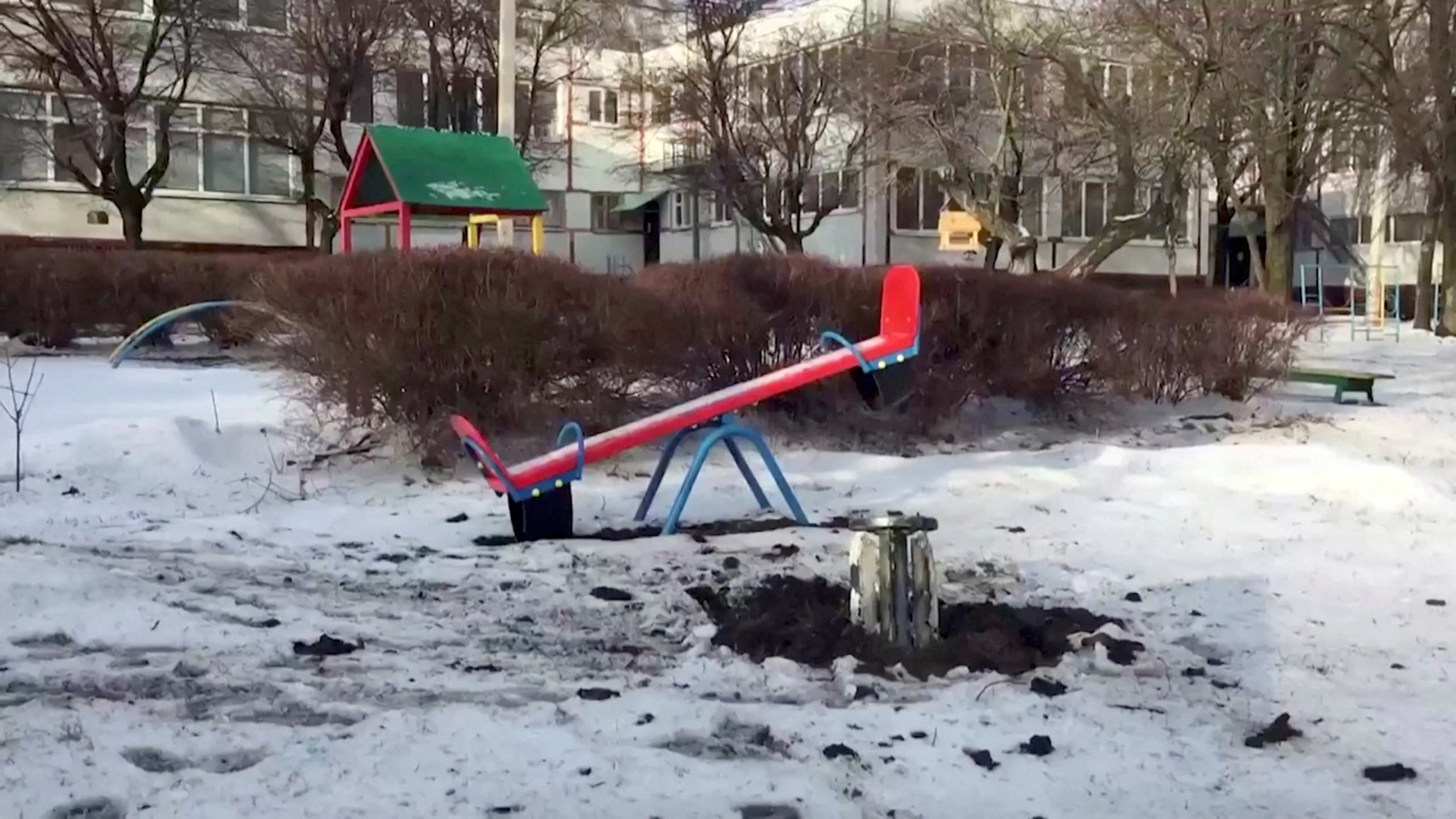 Bir videodan elde edilen bu hareketsiz görüntüde 26 Şubat 2022'de Ukrayna'nın Kharkiv kentinde bir anaokulu oyun alanında patlamamış bir Grad roketi görülüyor.  REUTERS aracılığıyla Reuters TV
