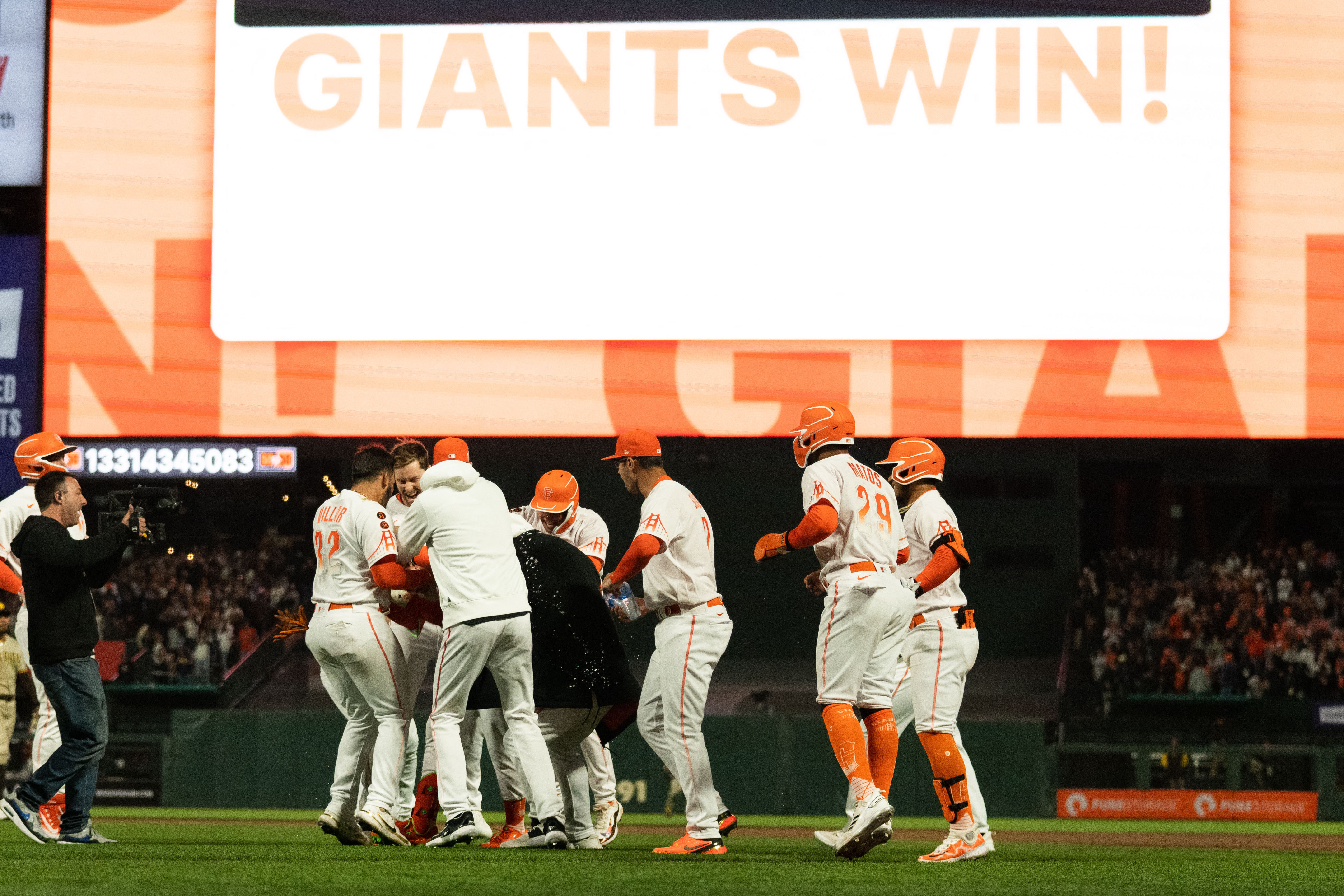 Giants shut out Padres for 7th straight win
