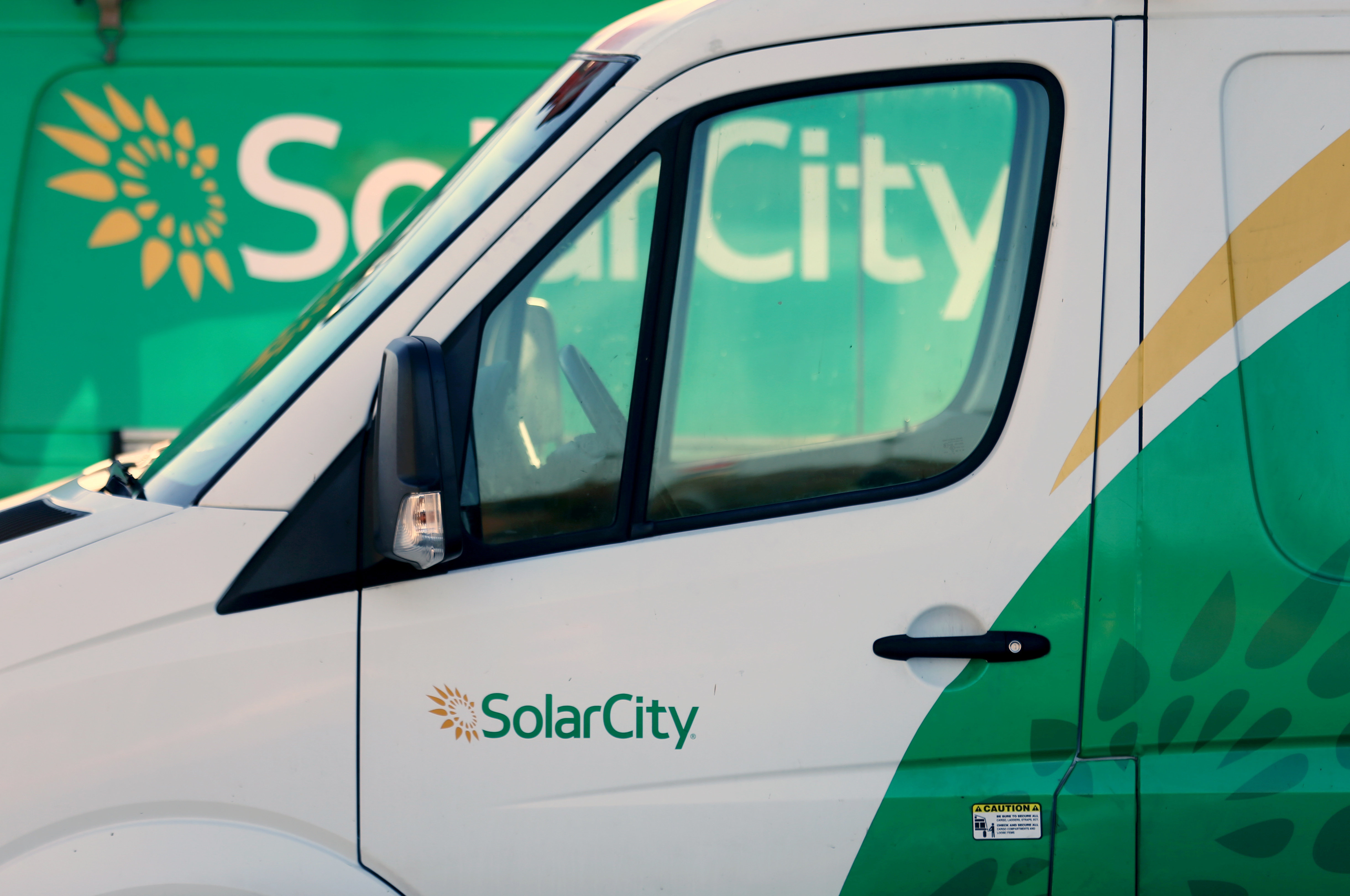Los camiones SolarCity se muestran en San Diego, California, EE. UU., 2 de noviembre de 2016. REUTERS / Mike Blake / File Photo
