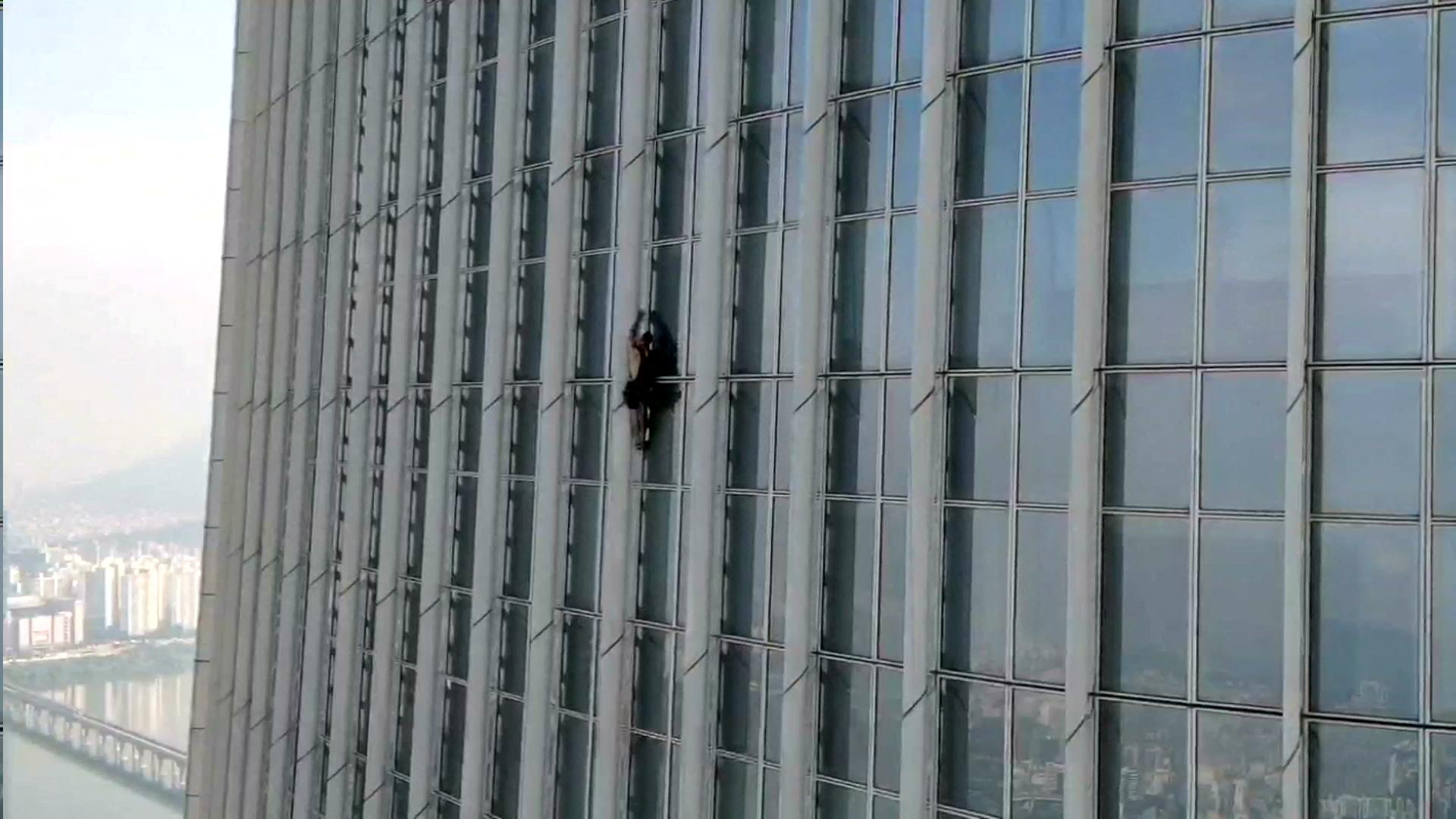 British man detained climbing South Korean skyscraper Reuters