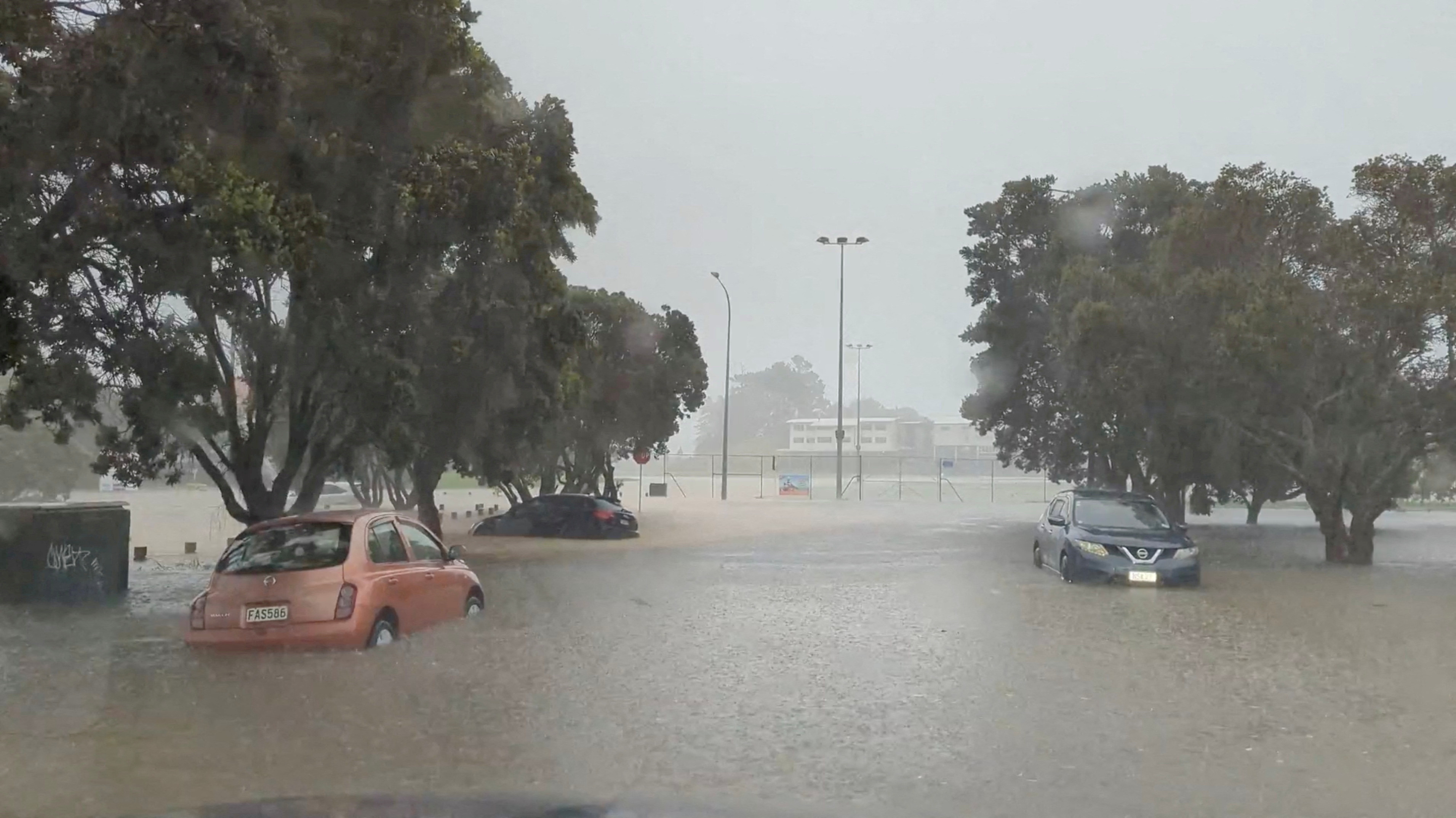 Heavy rains cause flooding in Auckland
