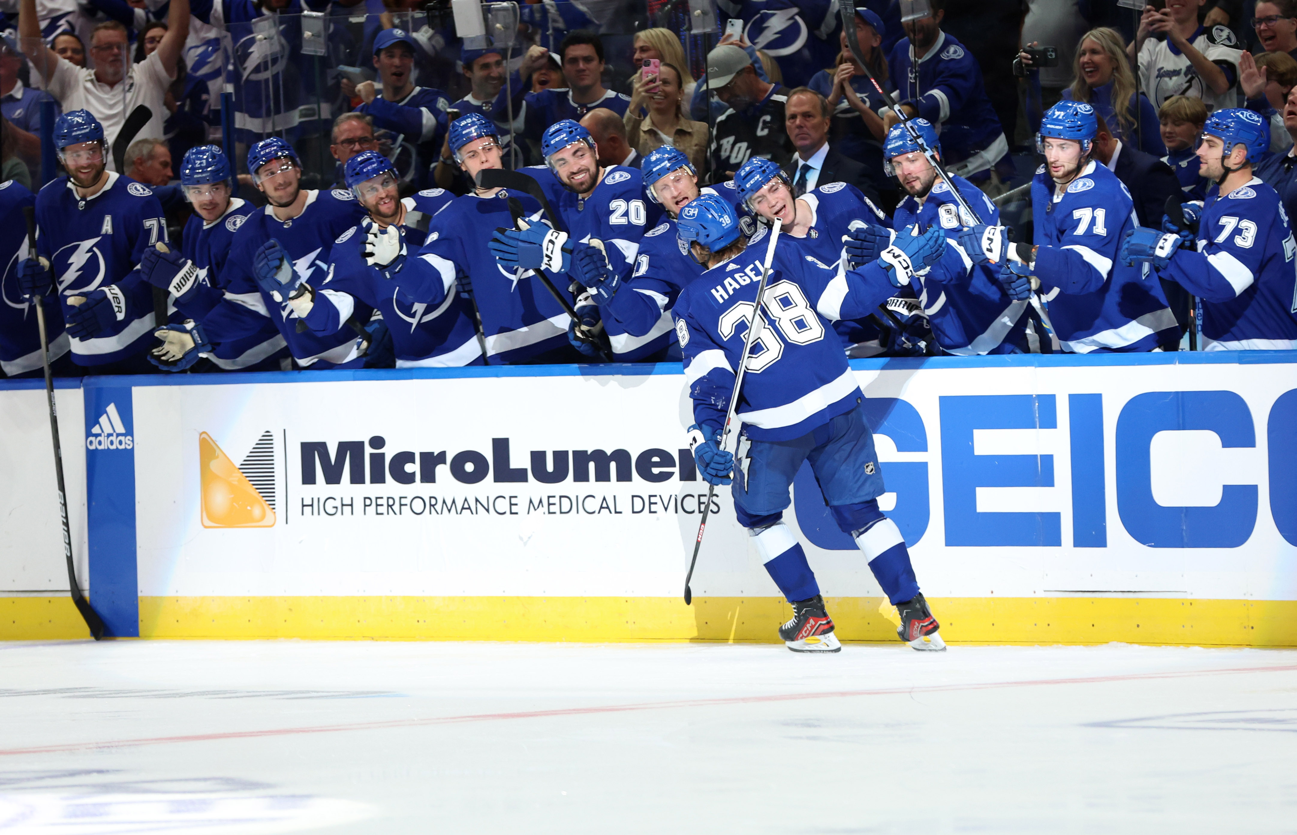 Lightning open NHL season with back-and-forth win over Preds