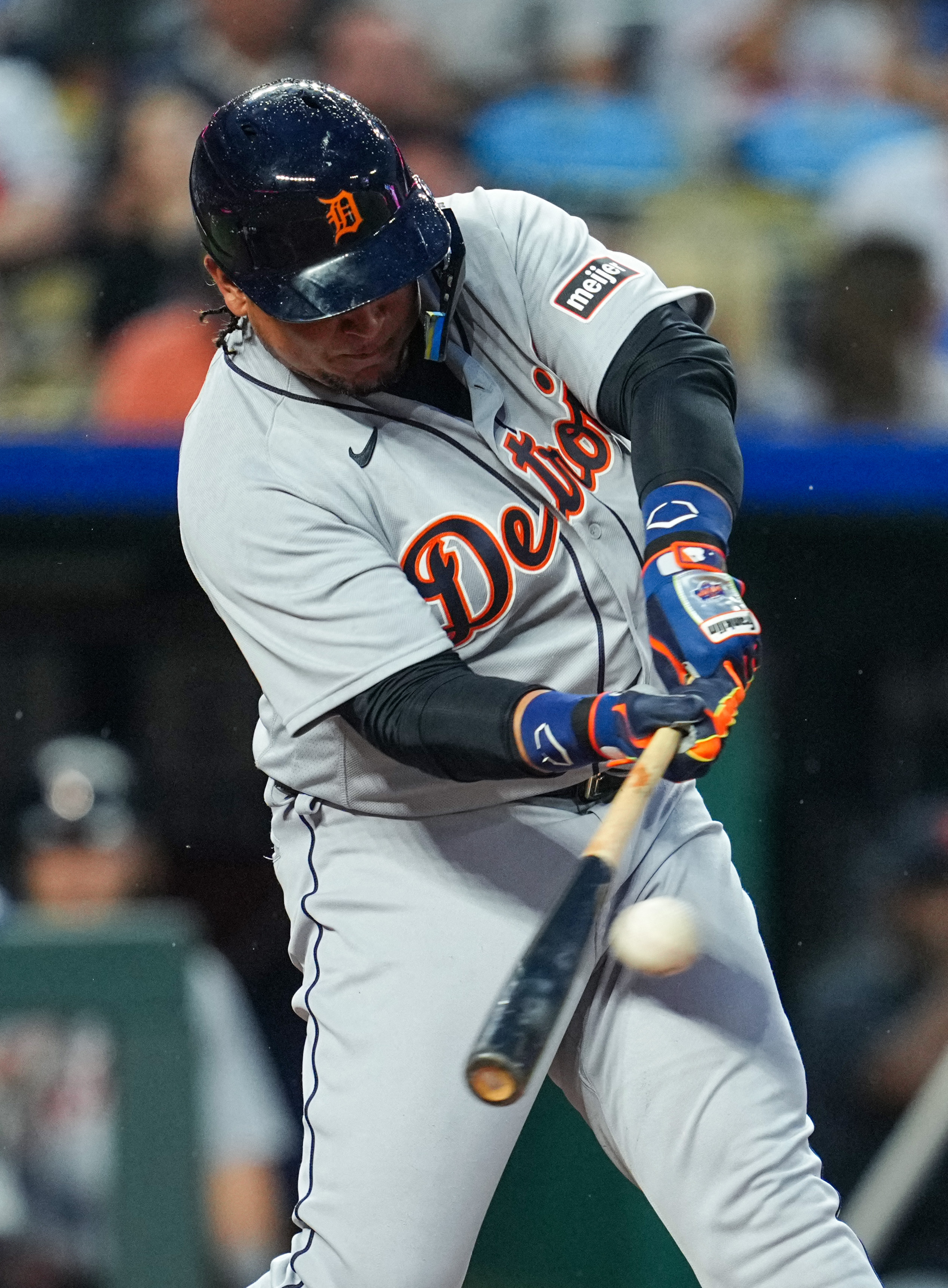 Miguel Cabrera's tiebreaking hit carries Tigers past Royals