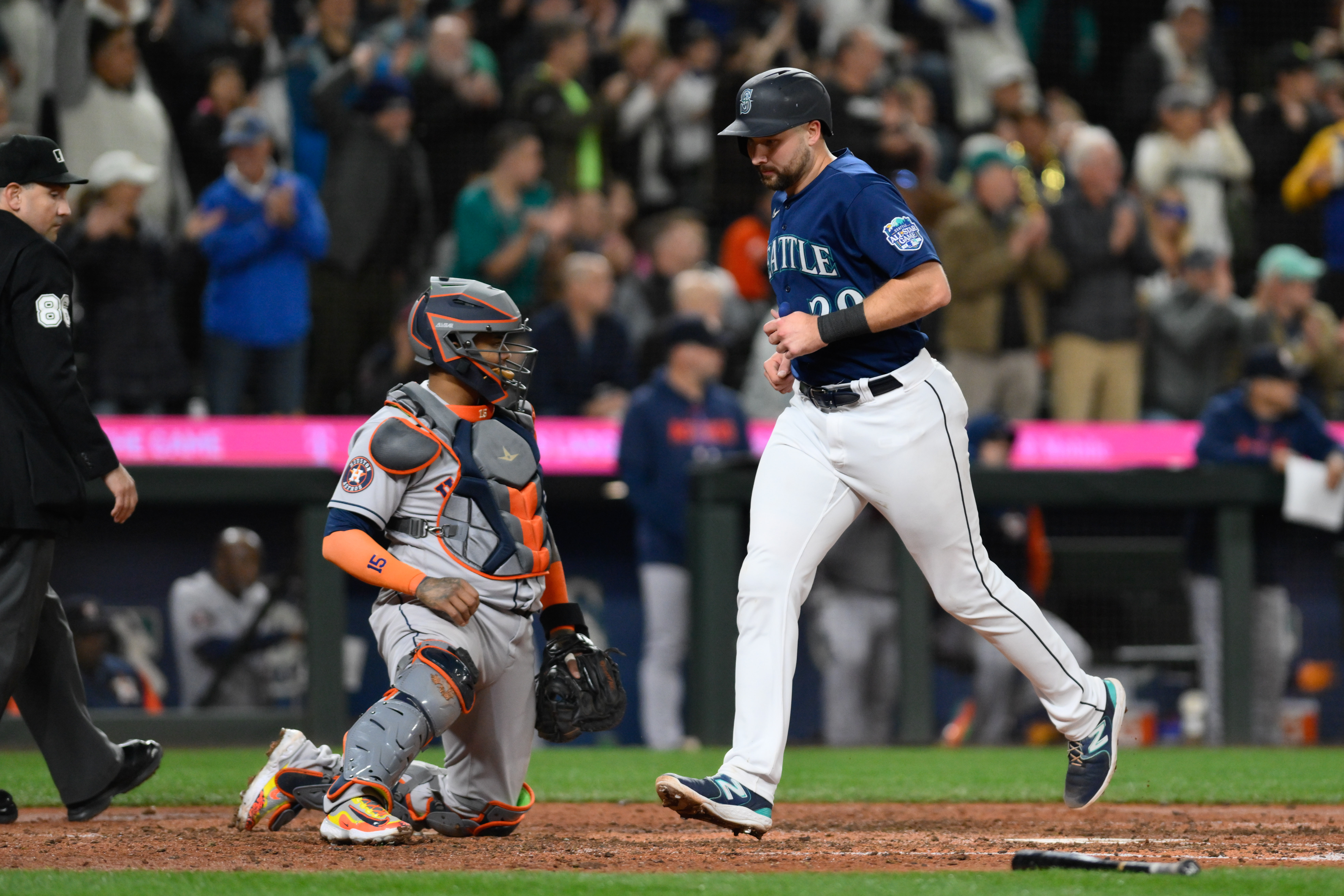 Mariners stay in race with win over Astros