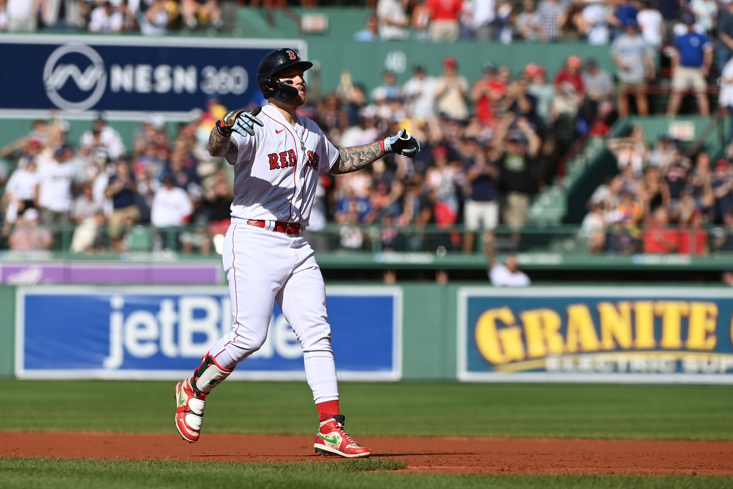 Duvall's 3-run homer helps lifts Red Sox past Dodgers