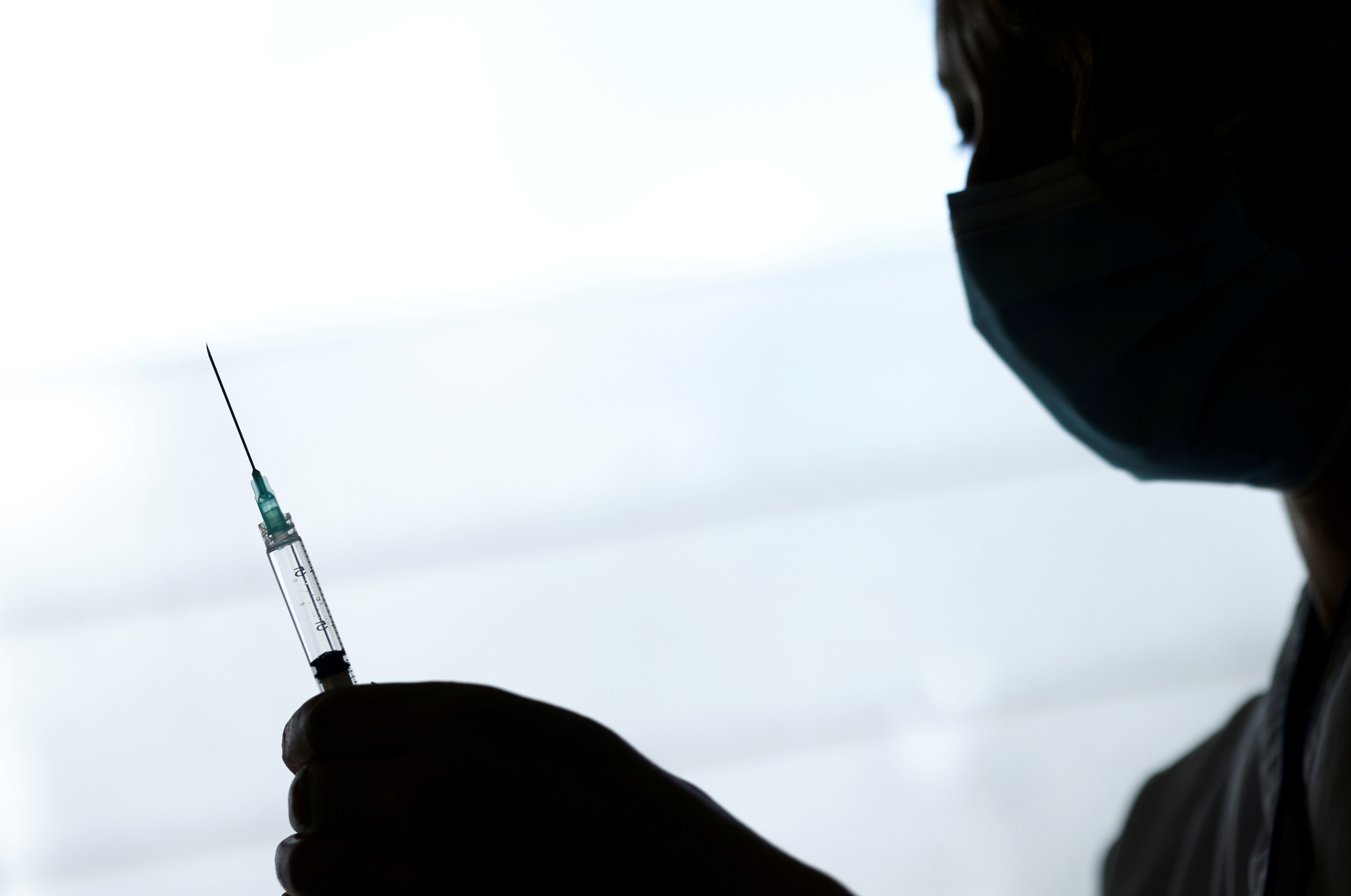 Un soignant prépare une dose du vaccin Pfizer-BioNTech COVID-19 dans un centre de vaccination de l'hôpital Confluent de Nantes, dans le cadre de la campagne de vaccination contre la maladie à coronavirus (COVID-19) en France, le 18 mars 2021. REUTERS/Stephane Mahé