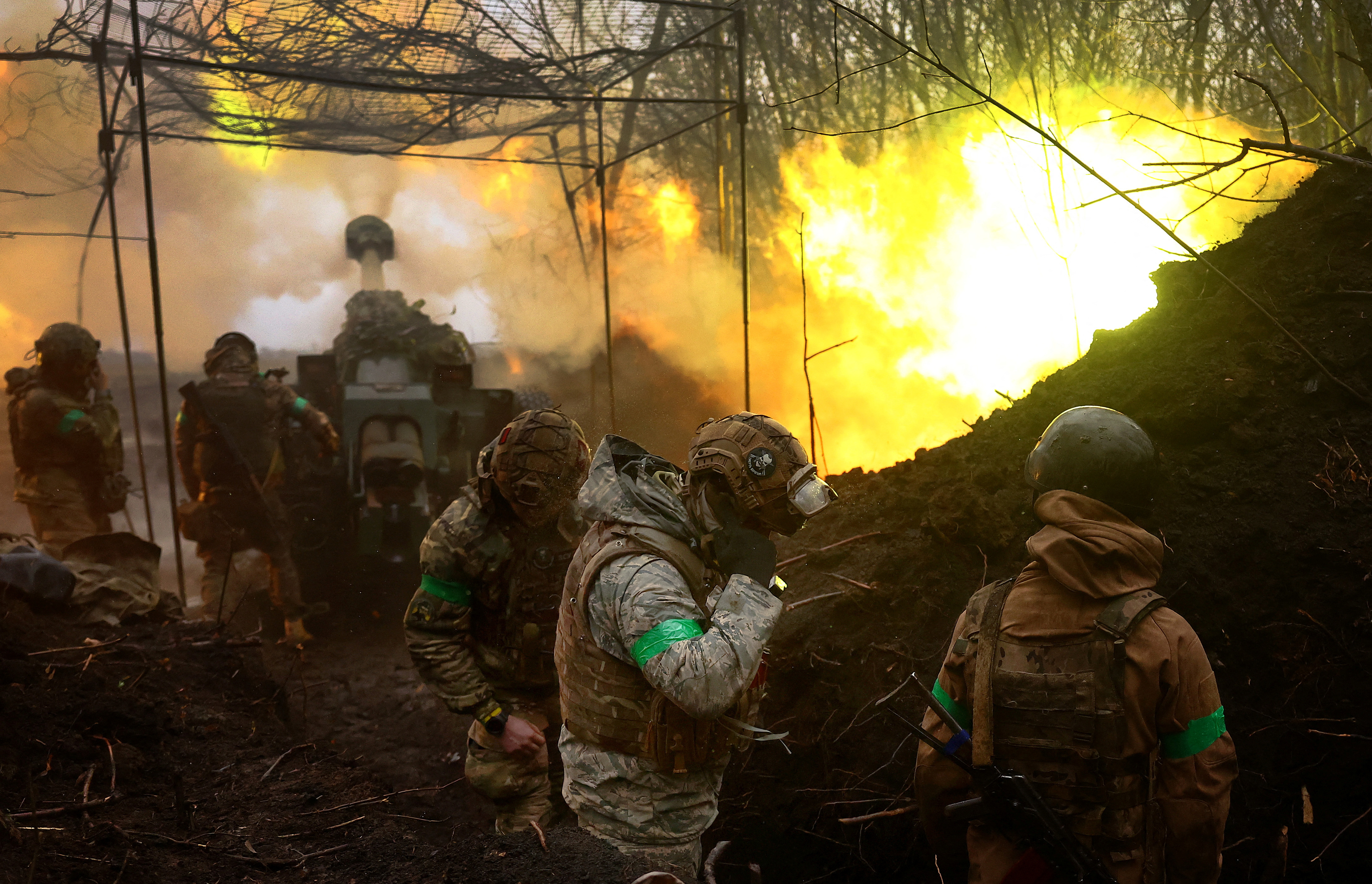 Украинская артиллерия действует на позиции под Бахмутом