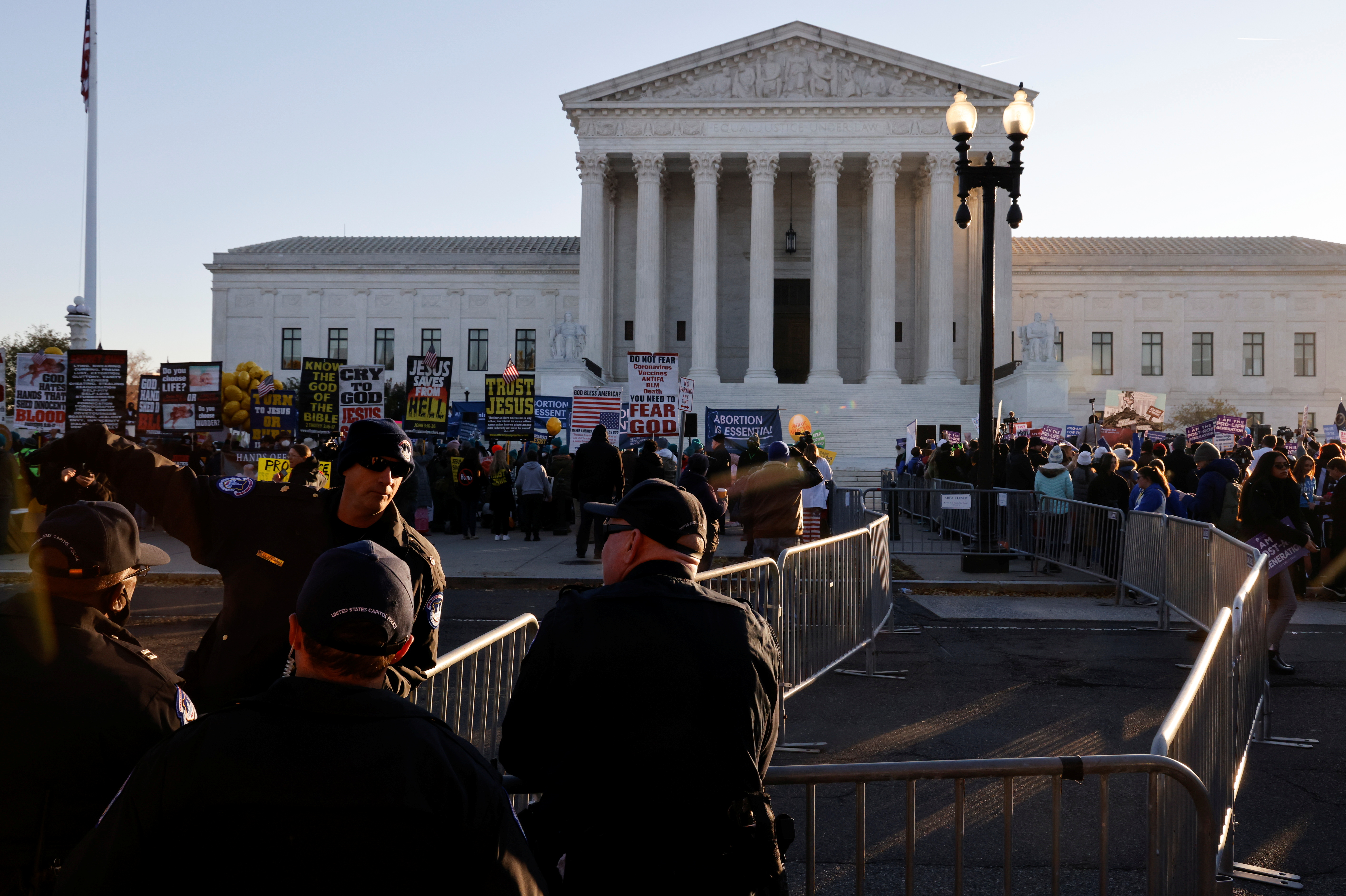 Supreme Court Police officers erect a barrier between anti-abortion and pro-abortion rights protesters outside the court building, ahead of arguments in the Mississippi abortion rights case Dobbs v. Jackson Women's Health, in Washington, U.S., December 1, 2021. REUTERS/Jonathan Ernst