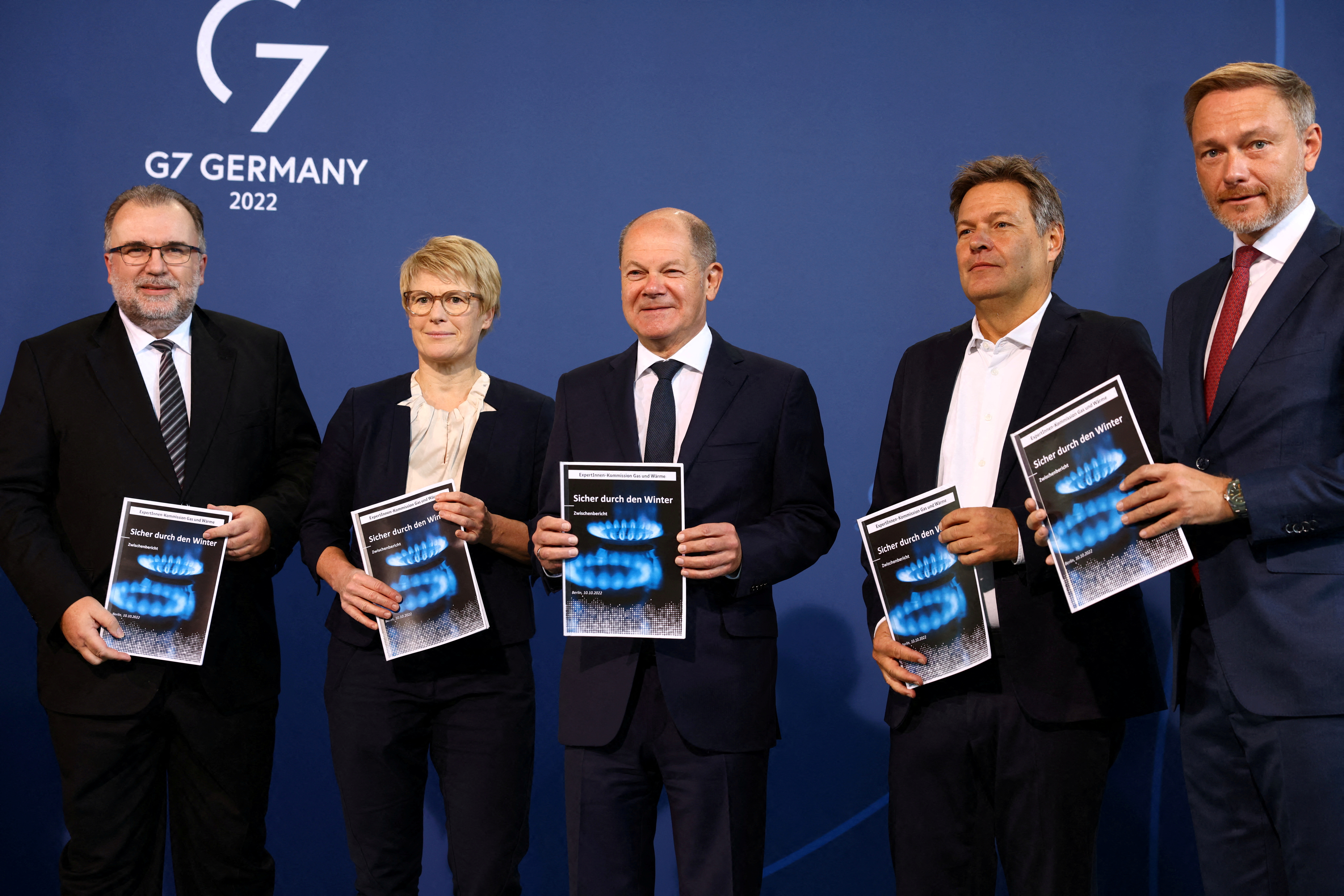Chancellor Scholz receives energy report from independent commission in Berlin