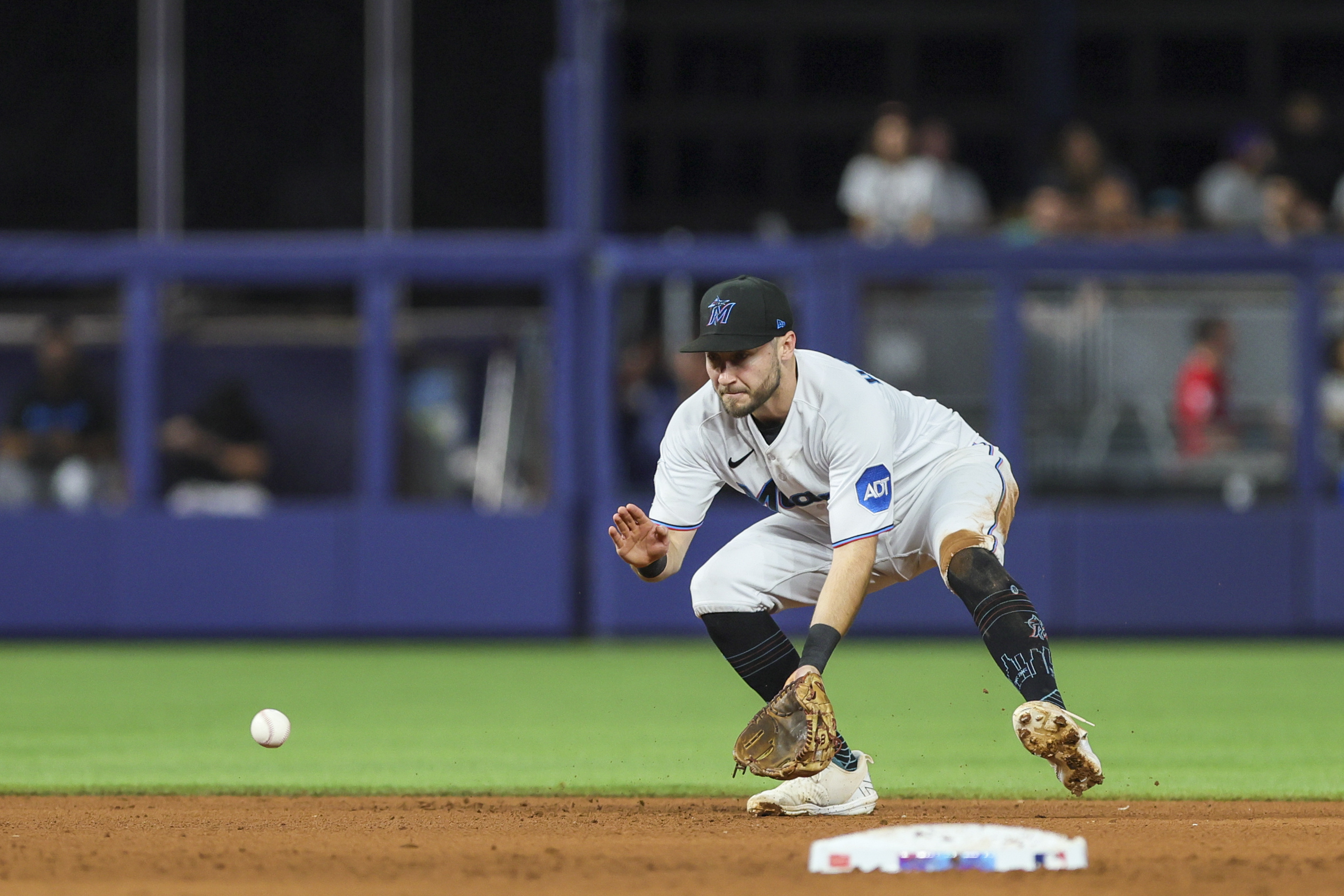 Marlins belt four homers, whip Dodgers in opener