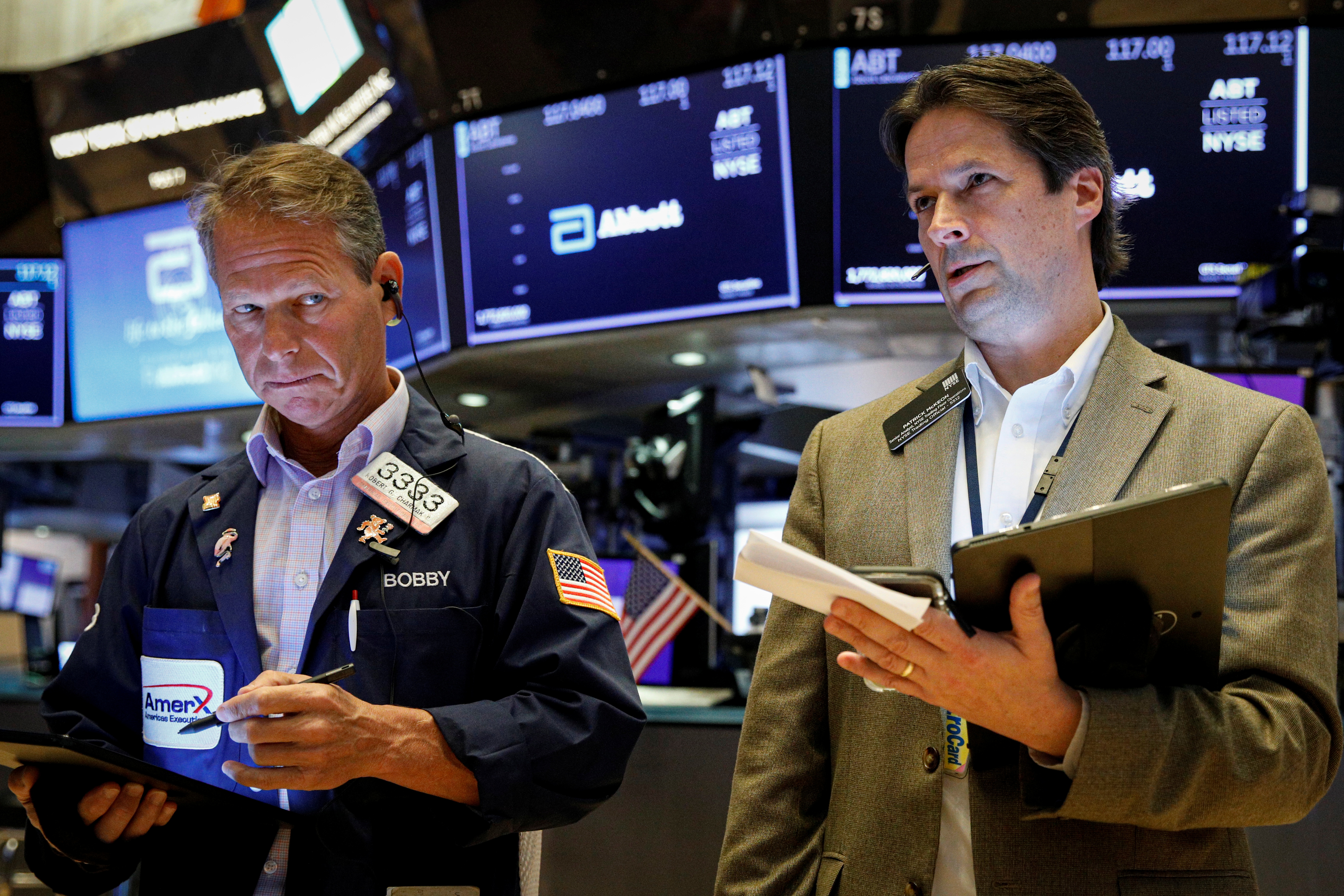 Traders work on the floor of the New York Stock Exchange (NYSE) in New York City, U.S., October 18, 2021.  REUTERS/Brendan McDermid