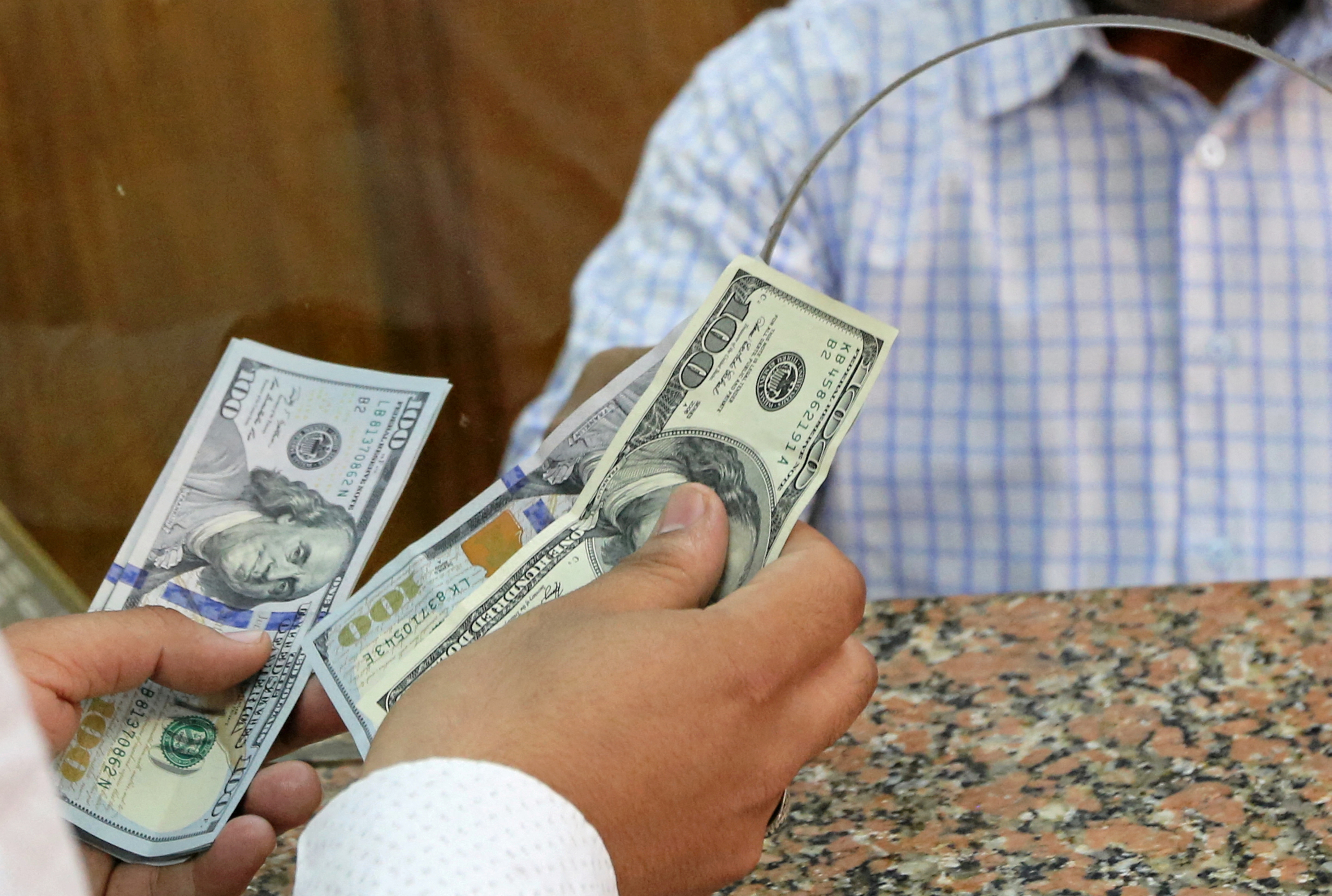 A customer exchanges U.S. dollars to Egyptian pounds in a foreign exchange office in central Cairo, Egypt, November 3, 2016. REUTERS/Mohamed Abd El Ghany/File Photo