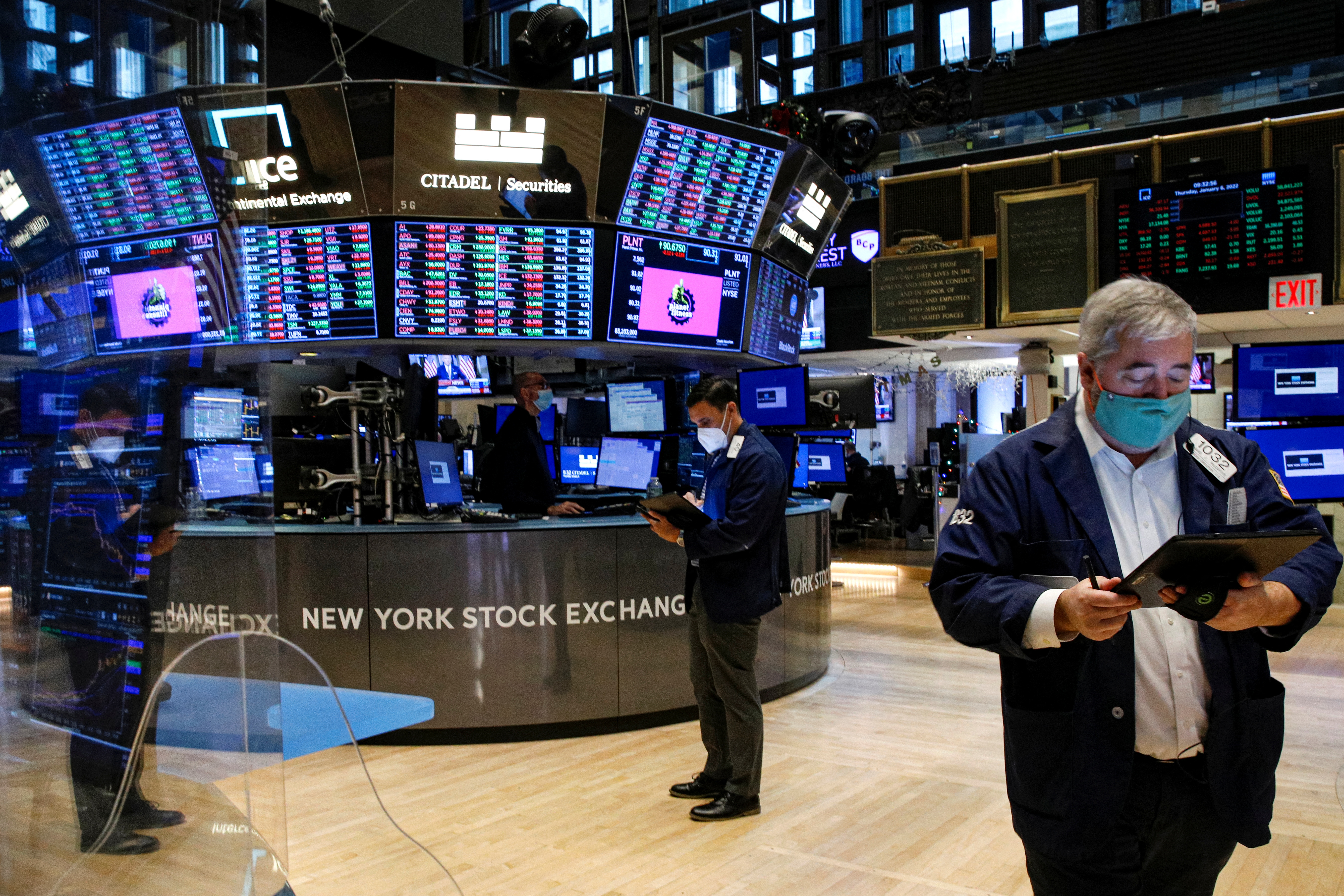 Traders work on the floor of the New York Stock Exchange (NYSE) in New York City, U.S., January 6, 2022. REUTERS/Brendan McDermid
