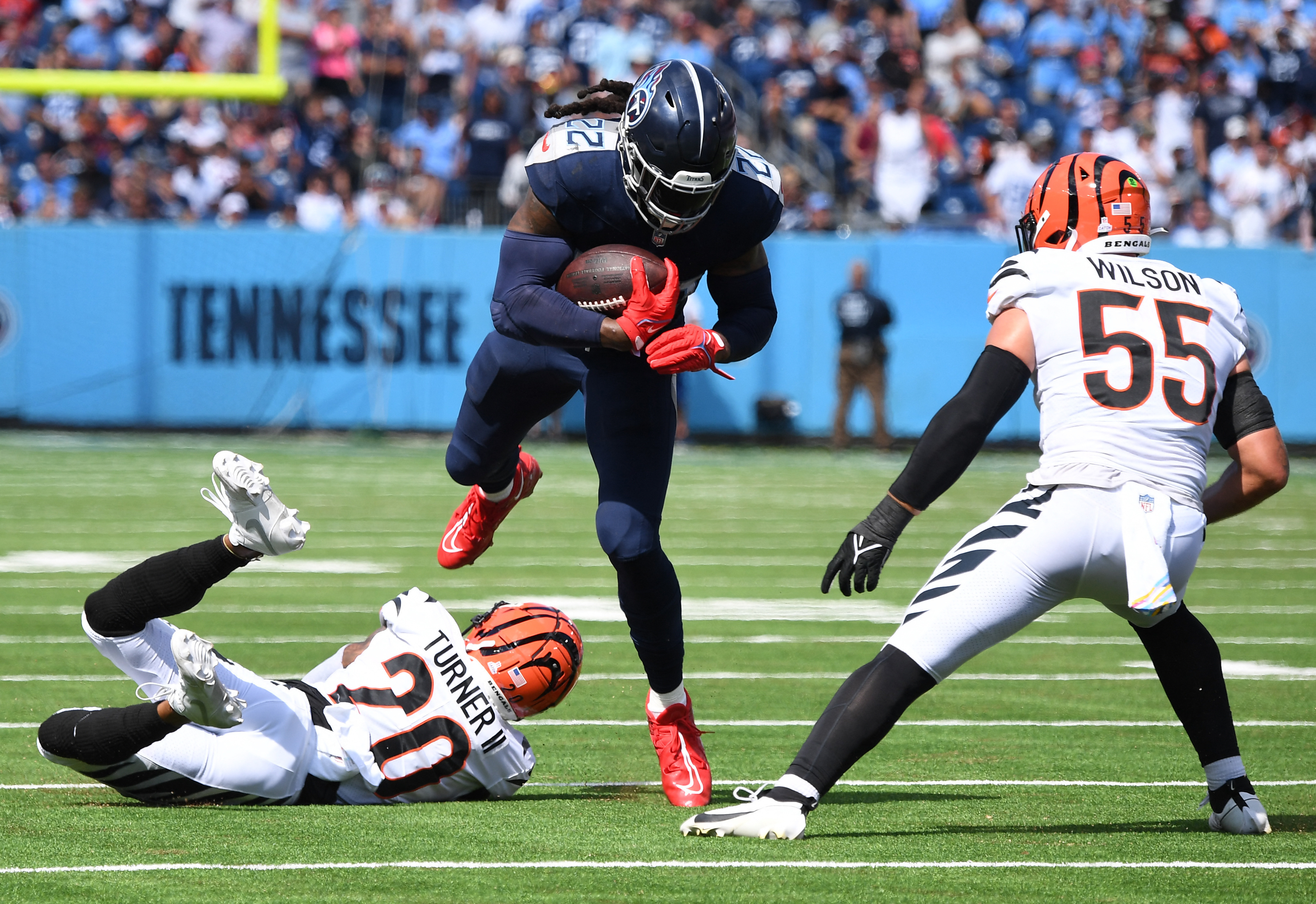 Henry runs for TD, throws for score as Titans rout Burrow, Bengals 27-3
