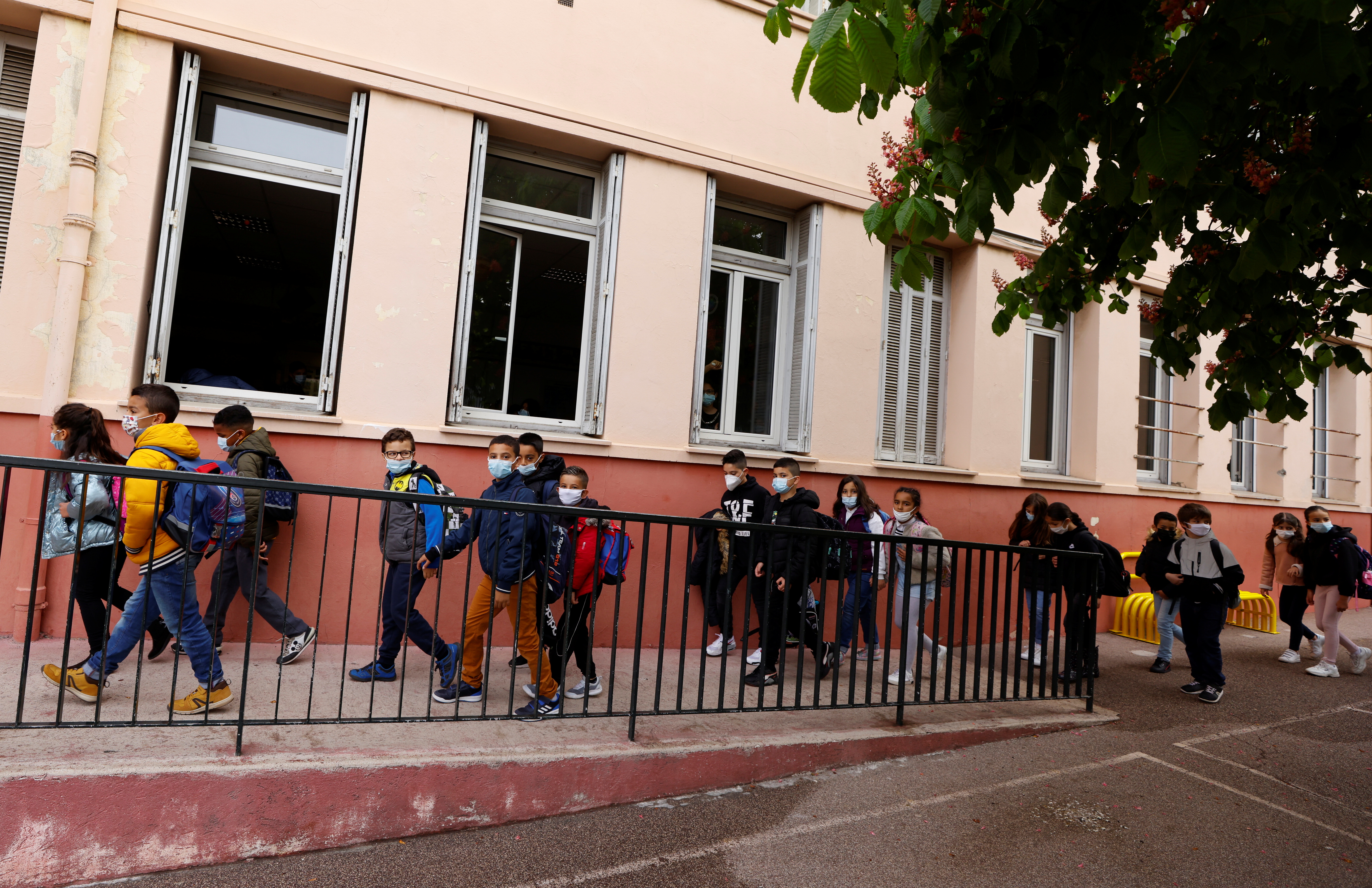 Schoolchildren, wearing protective face masks, return to classes at Lepeltier primary school in La Trinite, near Nice, amid the coronavirus disease (COVID-19) outbreak in France, April 26, 2021.    REUTERS/Eric Gaillard