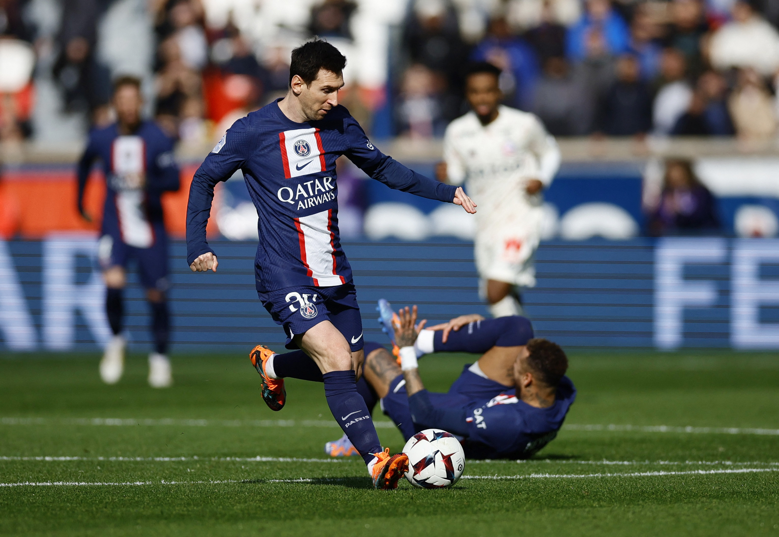 Lionel Messi free kick earns PSG 4-3 win over Lille