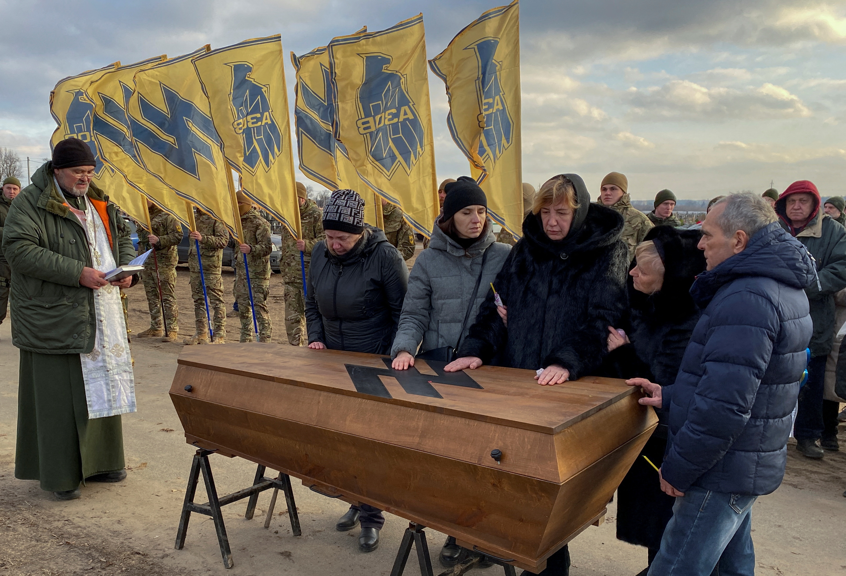 Amid sea of Ukrainian flags, Mariupol defender finally laid to rest |  Reuters