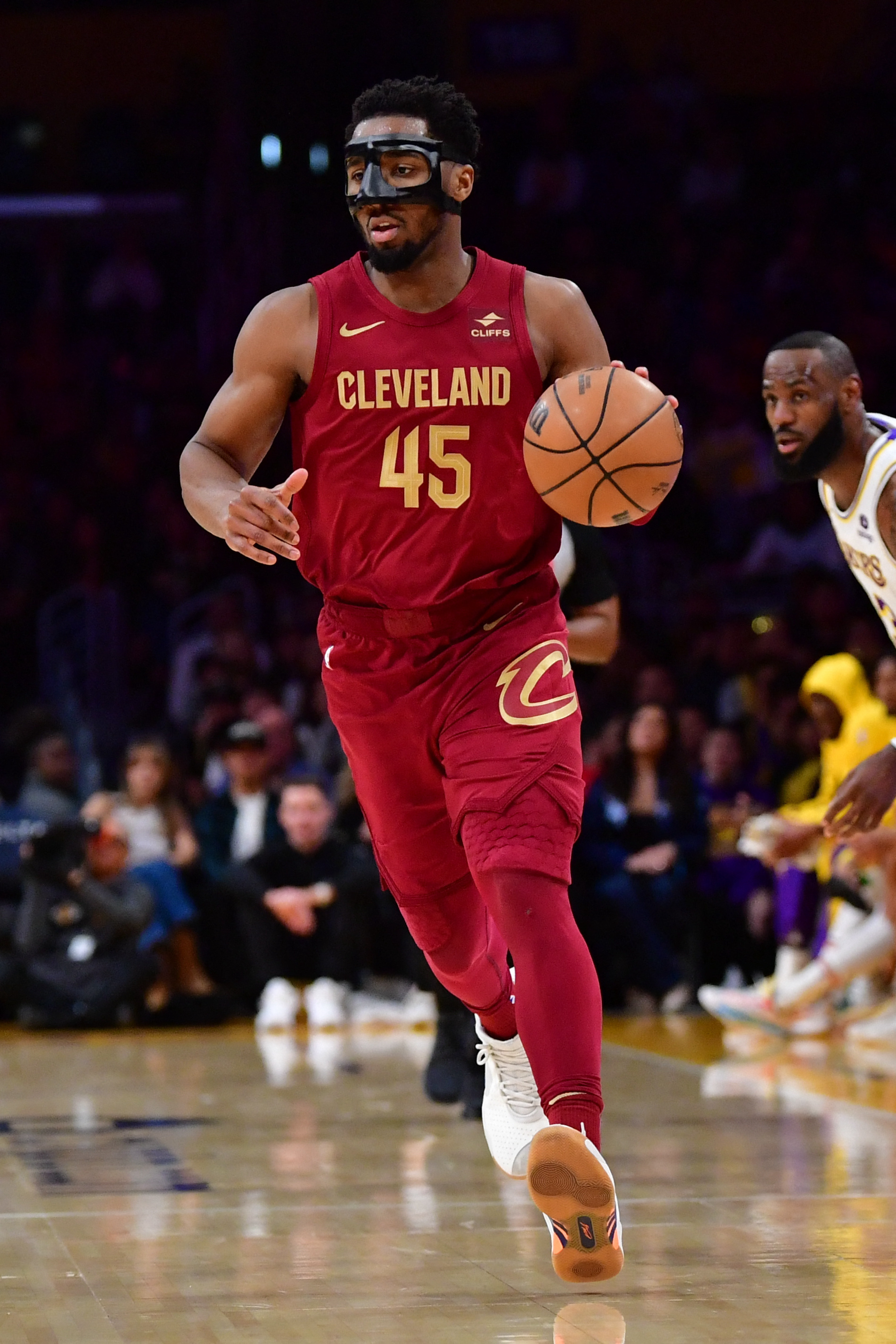 Lakers use 19-0 run to pull away from Cavs, win 4th straight | Reuters