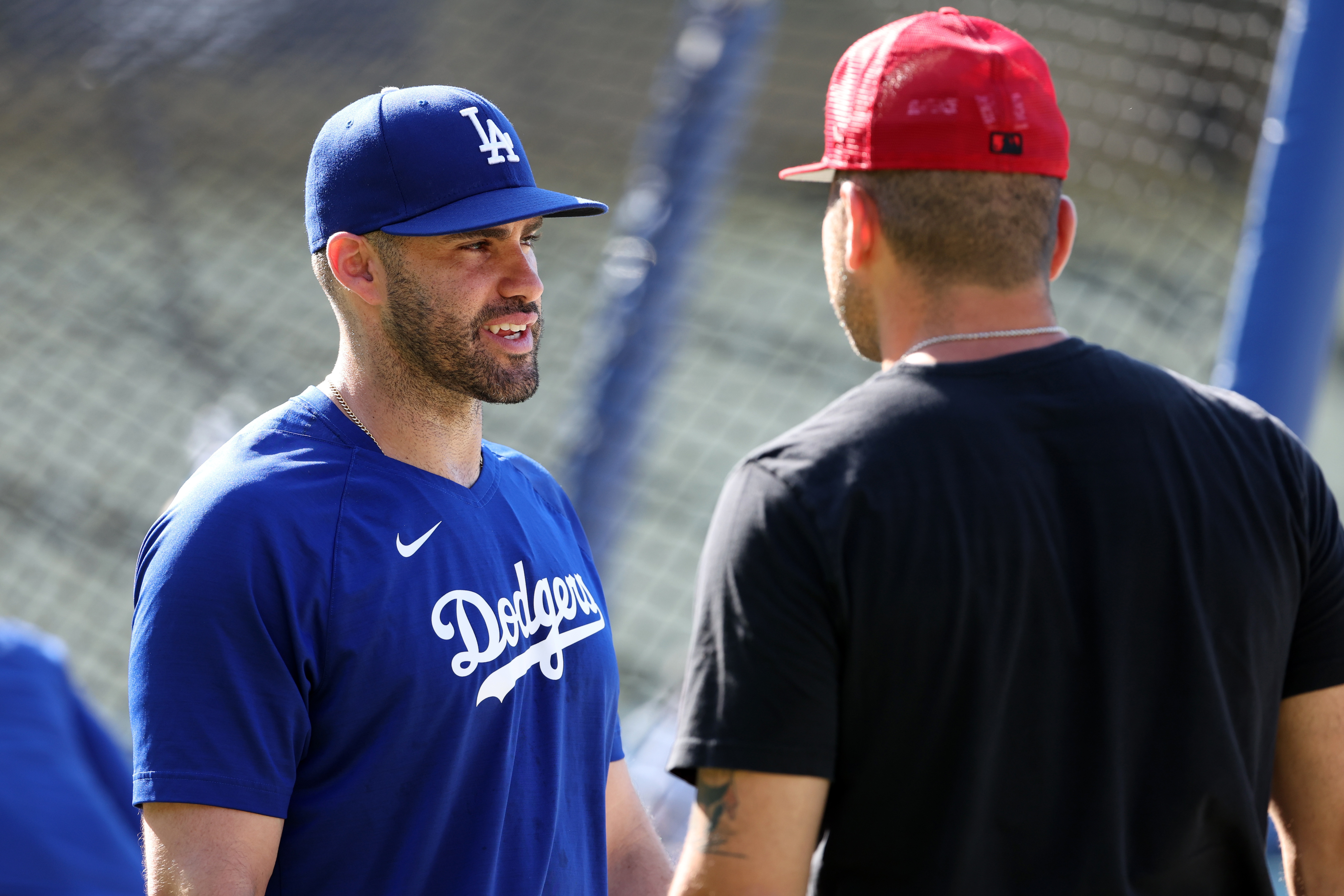 Reds hit two homers, hold on to beat Dodgers