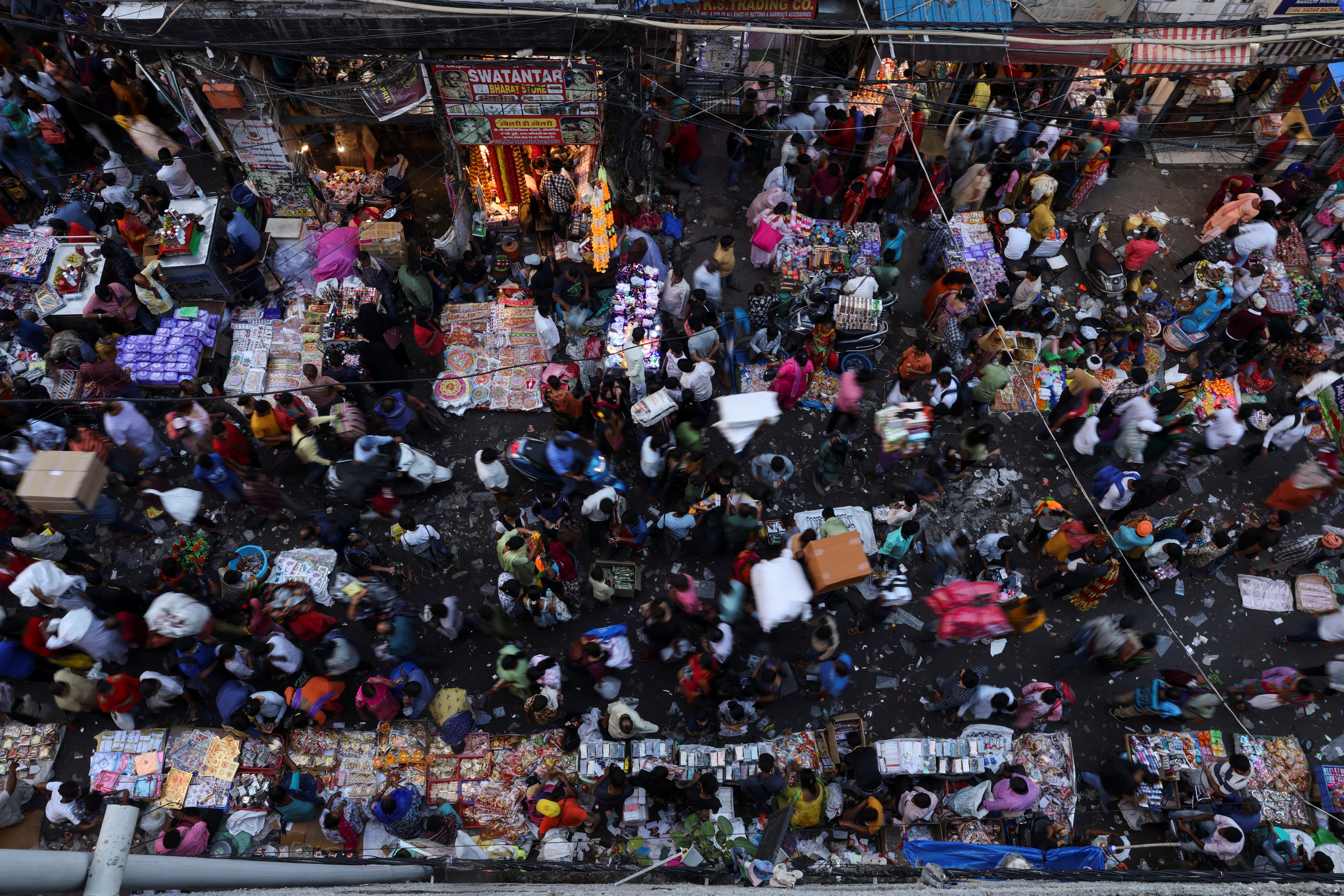 La gente compra en un mercado abarrotado antes de Diwali, el festival hindú de las luces, en los barrios antiguos de Delhi.