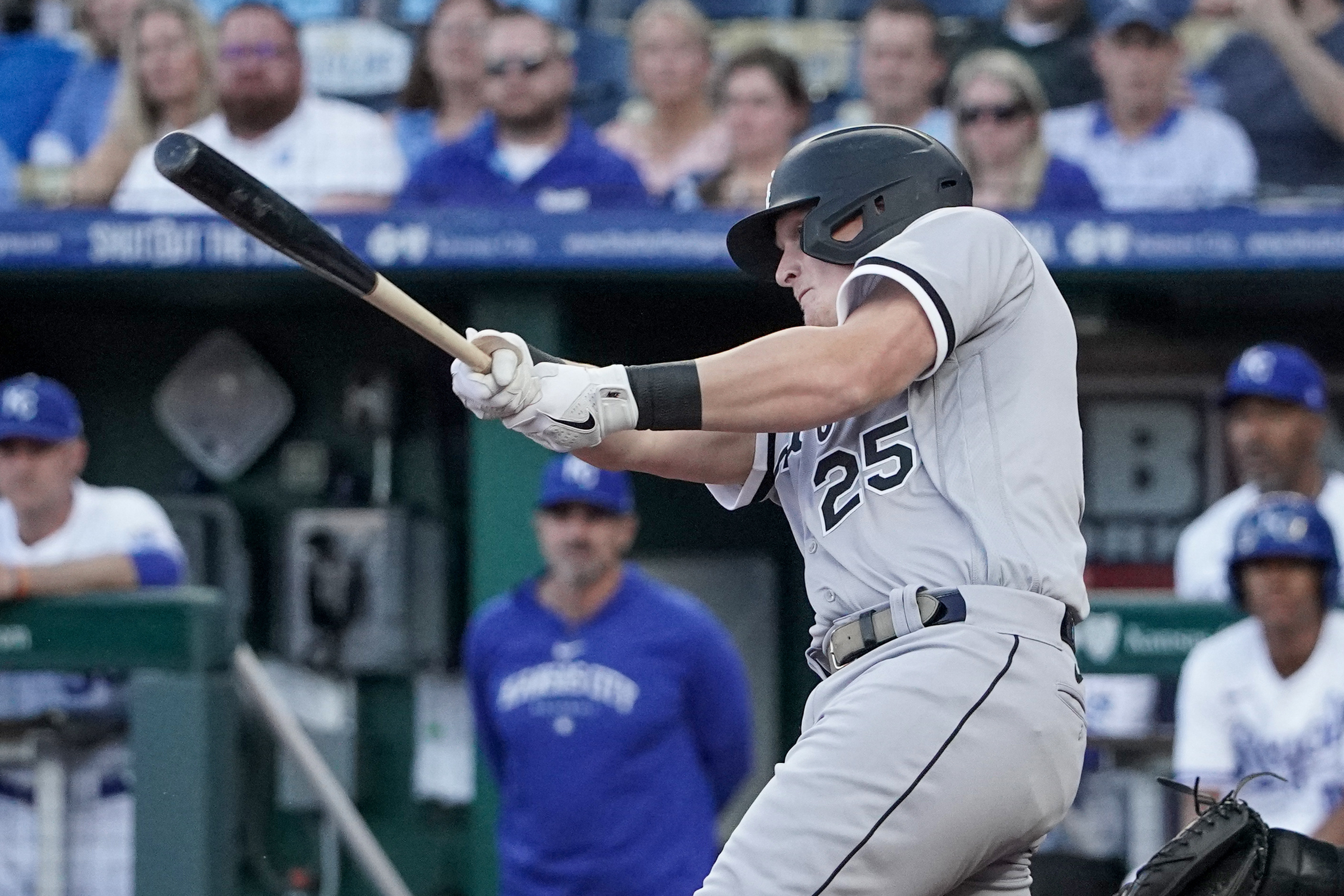 Royals use 8-run inning to cruise by White Sox