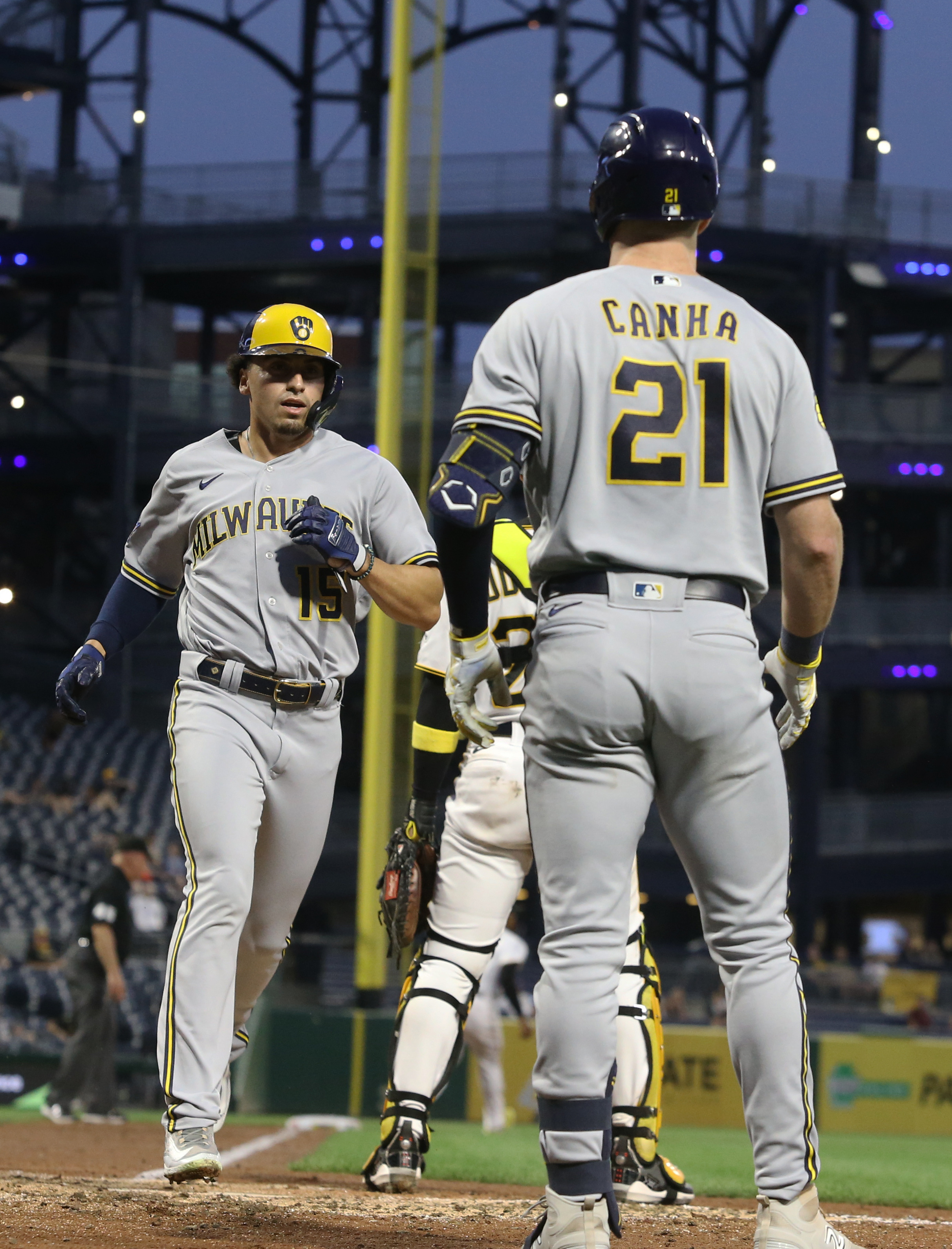 Brandon Woodruff dominates to lead Brewers past Pirates at PNC Park