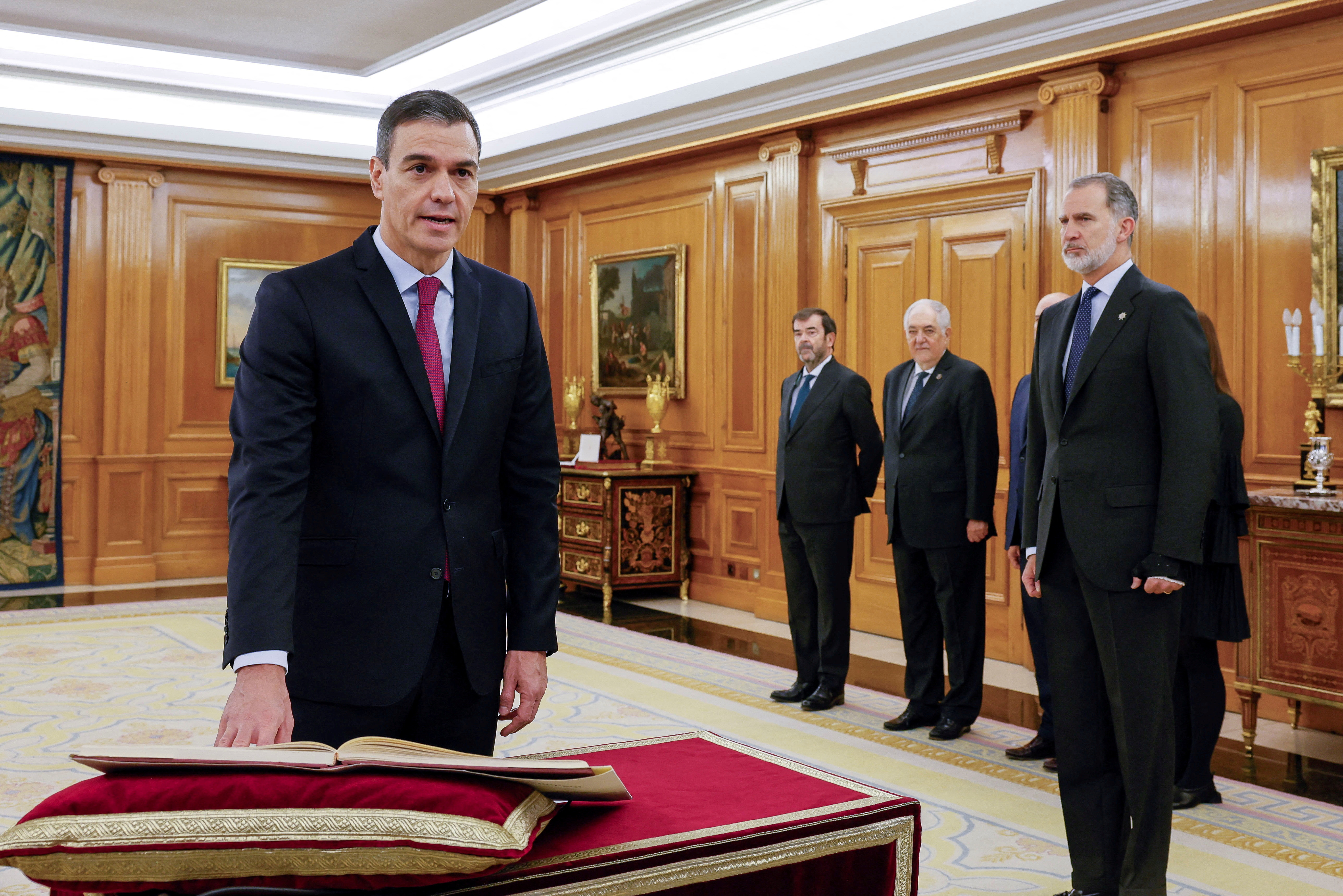 El presidente español Sánchez mantiene a Calviño y a otros altos ministros en el gobierno