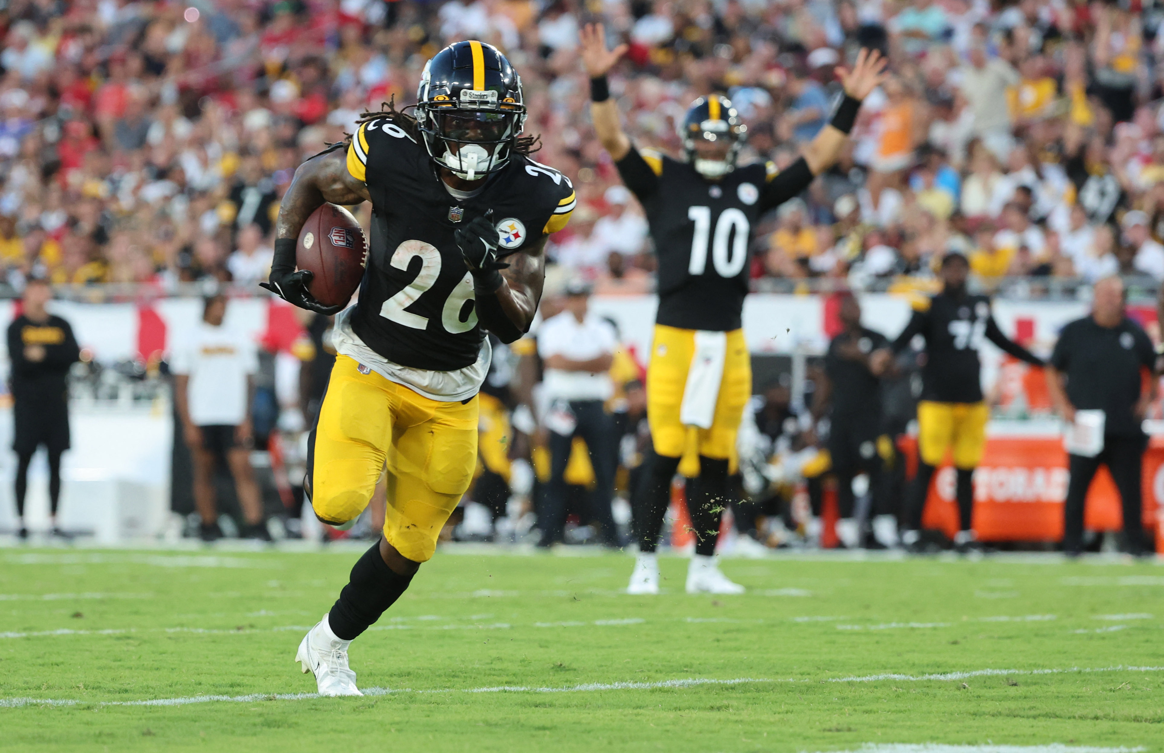 Kenny Pickett, Steelers cruise past Buccaneers | Reuters