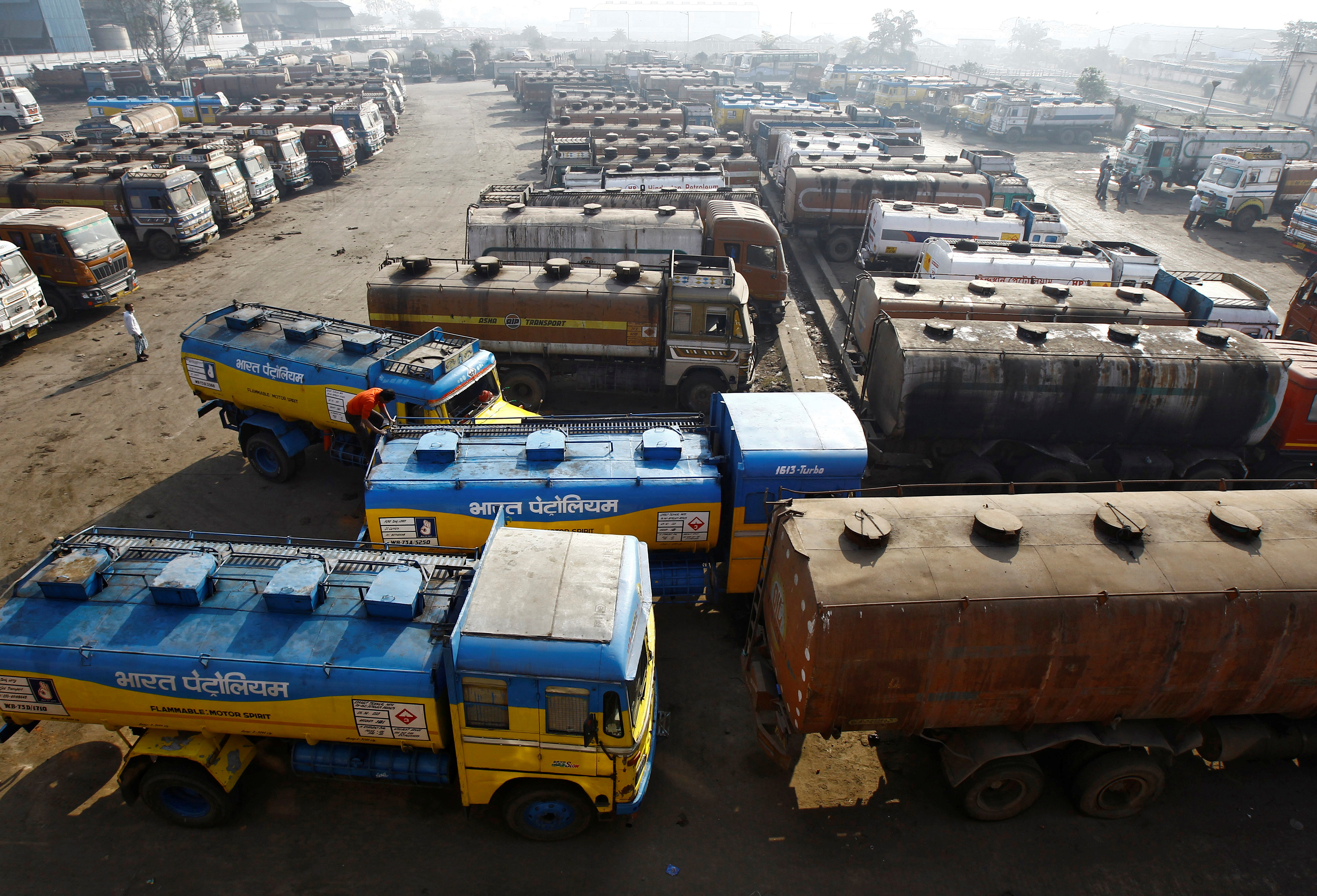 Oil tankers are seen parked at a yard outside a fuel depot on the outskirts of Kolkata February 3, 2015.   REUTERS/Rupak De Chowdhuri
