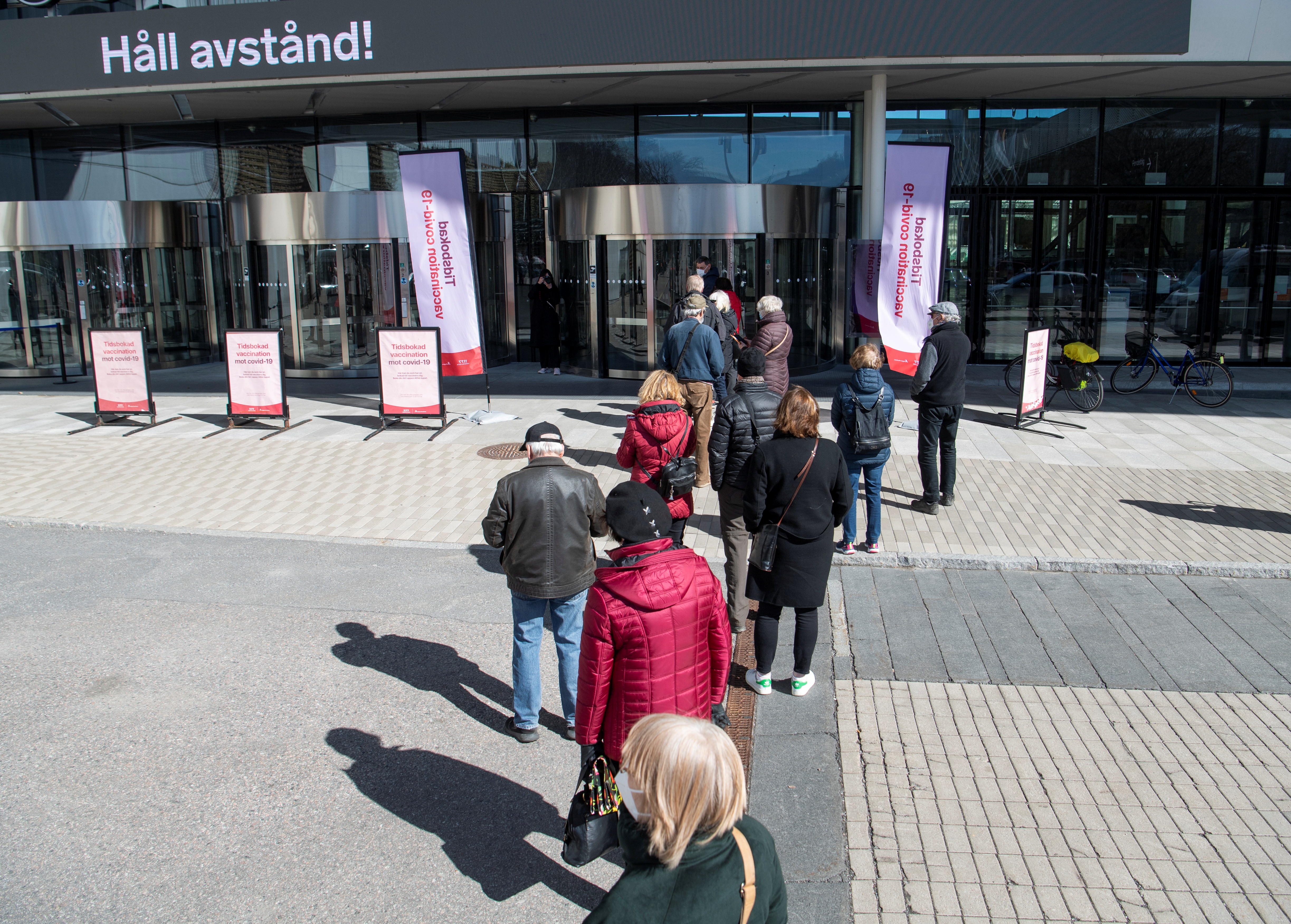 Les gens font la queue pour obtenir un vaccin contre la maladie à coronavirus (COVID-19) à l'extérieur du parc des expositions Stockholmsmassan, devenu centre de vaccination de masse, à Stockholm, Suède, le 8 avril 2021. Fredrik Sandberg / TT News Agency via REUTERS    