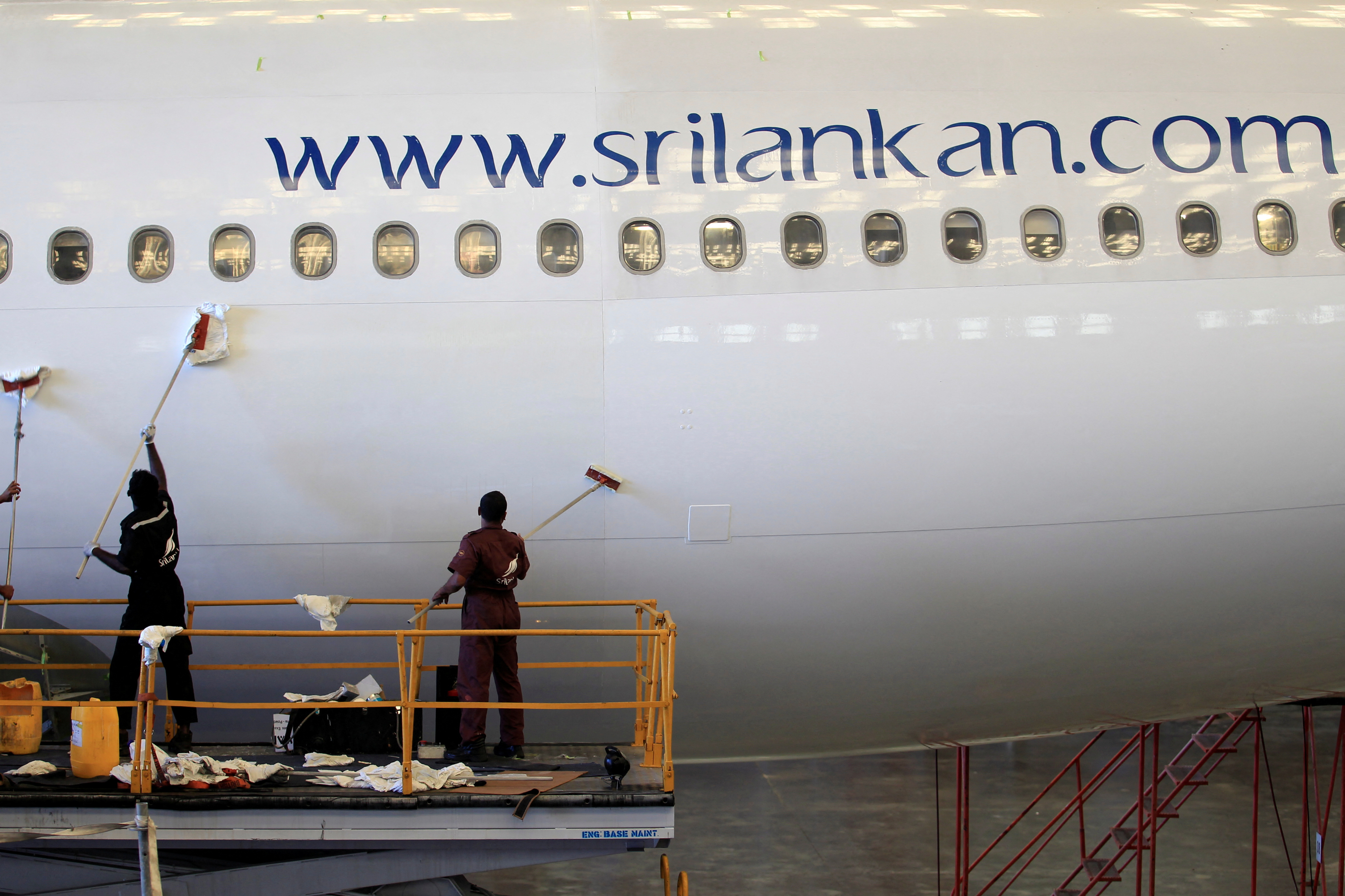Sri Lanka seeks bids in divestment of loss-making state carrier