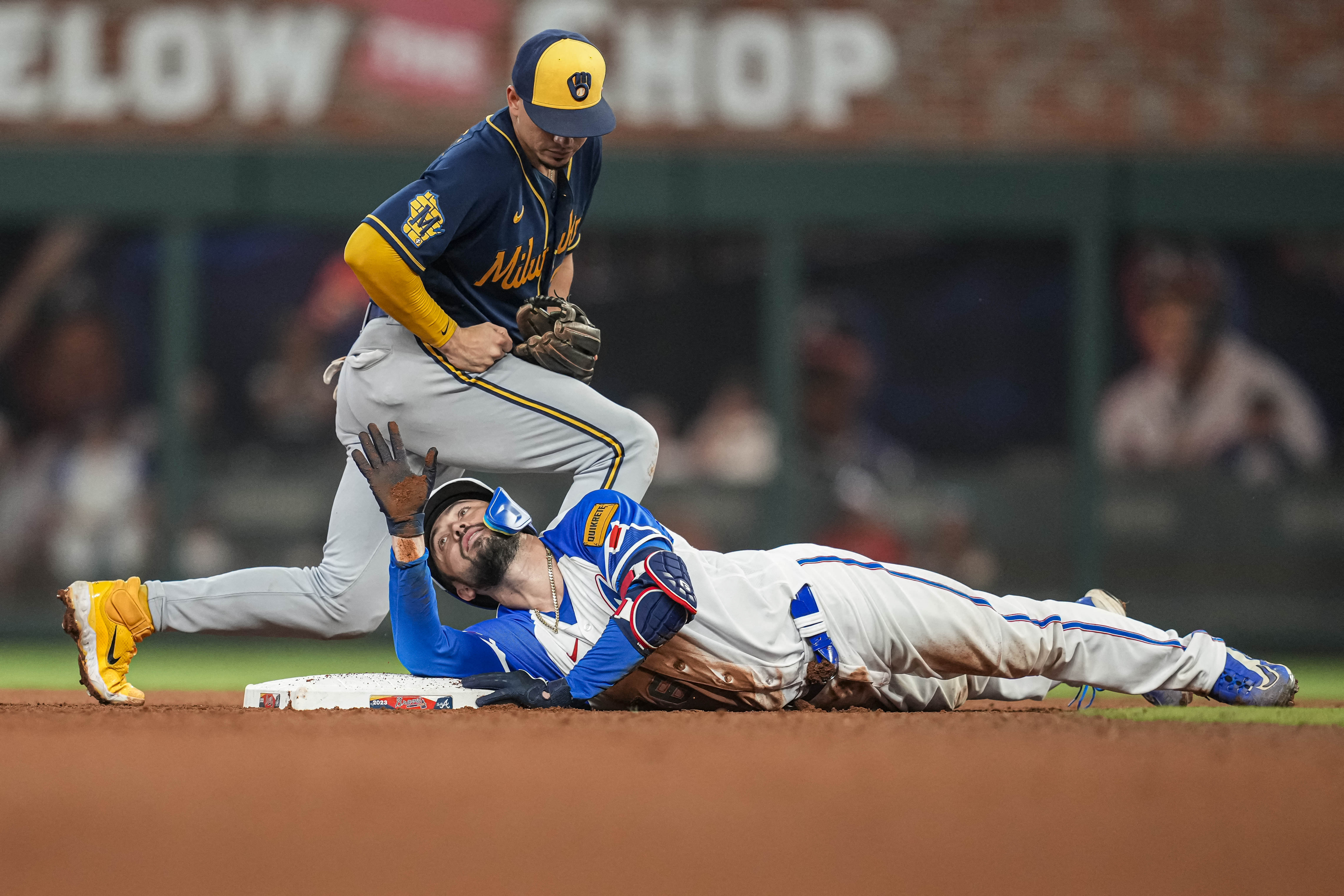 Braves' offense slugs four homers to complete sweep of Milwaukee