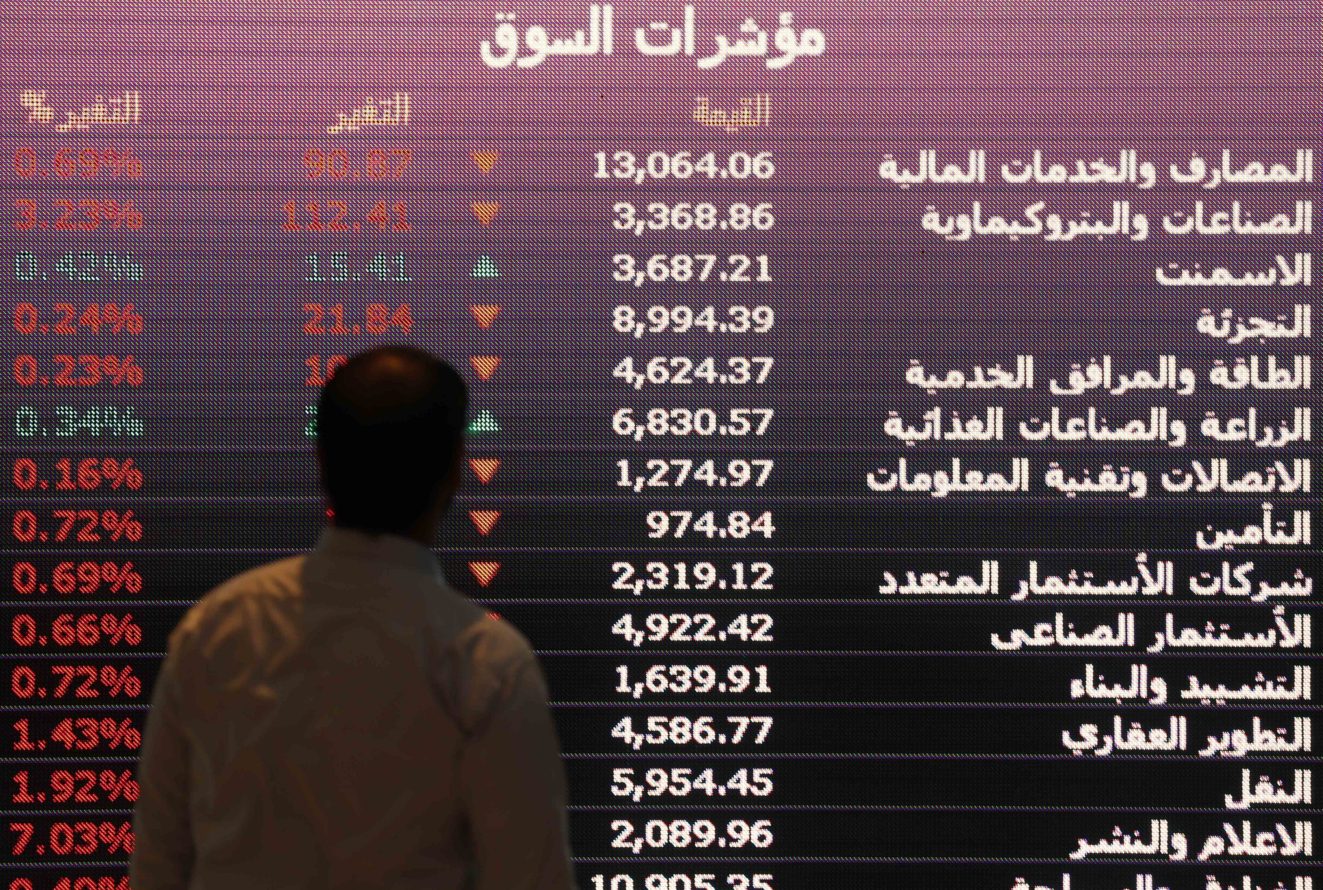 An investor monitors a screen displaying stock information at the Saudi Stock Exchange (Tadawul) in Riyadh, Saudi Arabia, January 18, 2016. REUTERS/Faisal Al Nasser