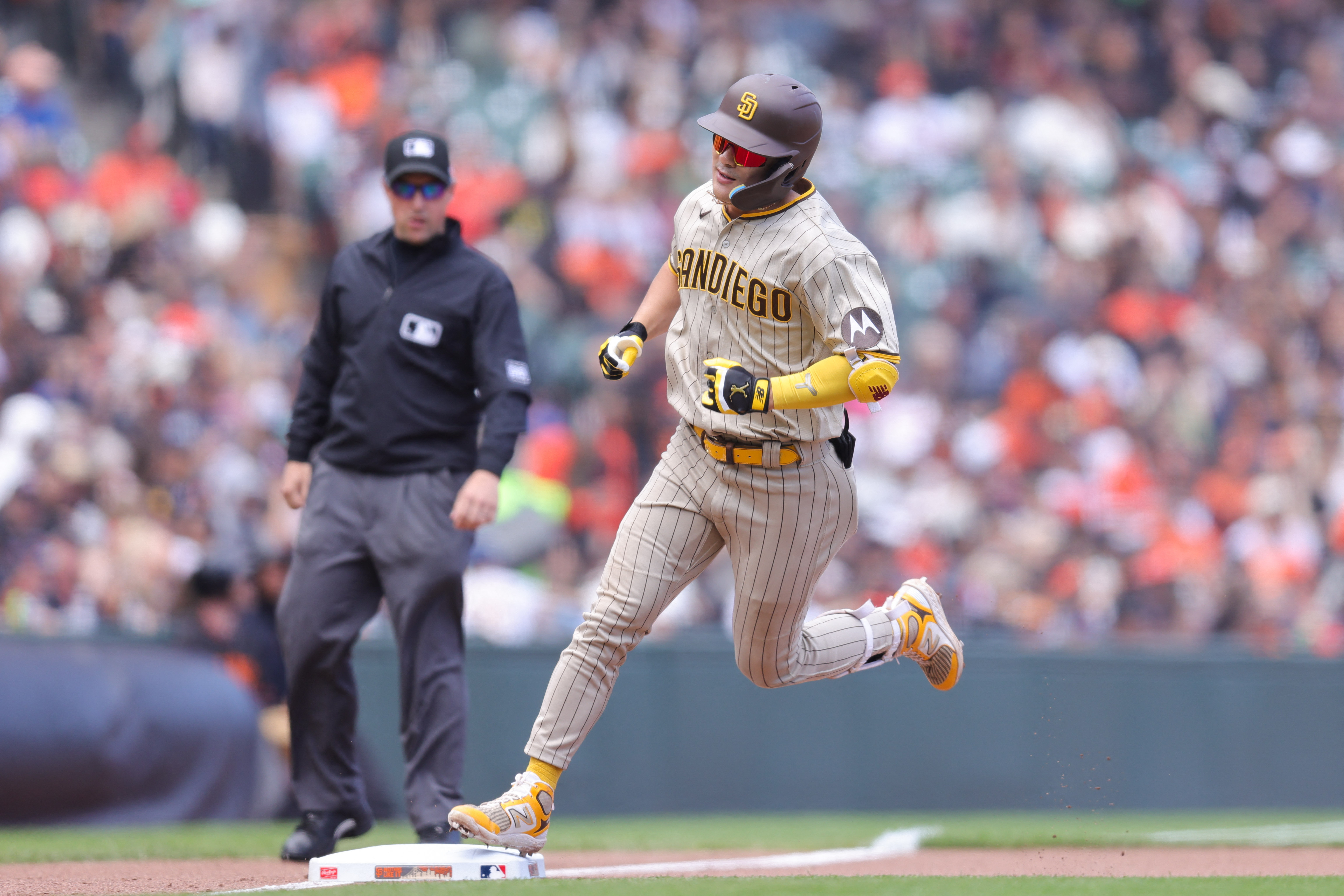 Padres end Giants' win streak with 10-run uprising