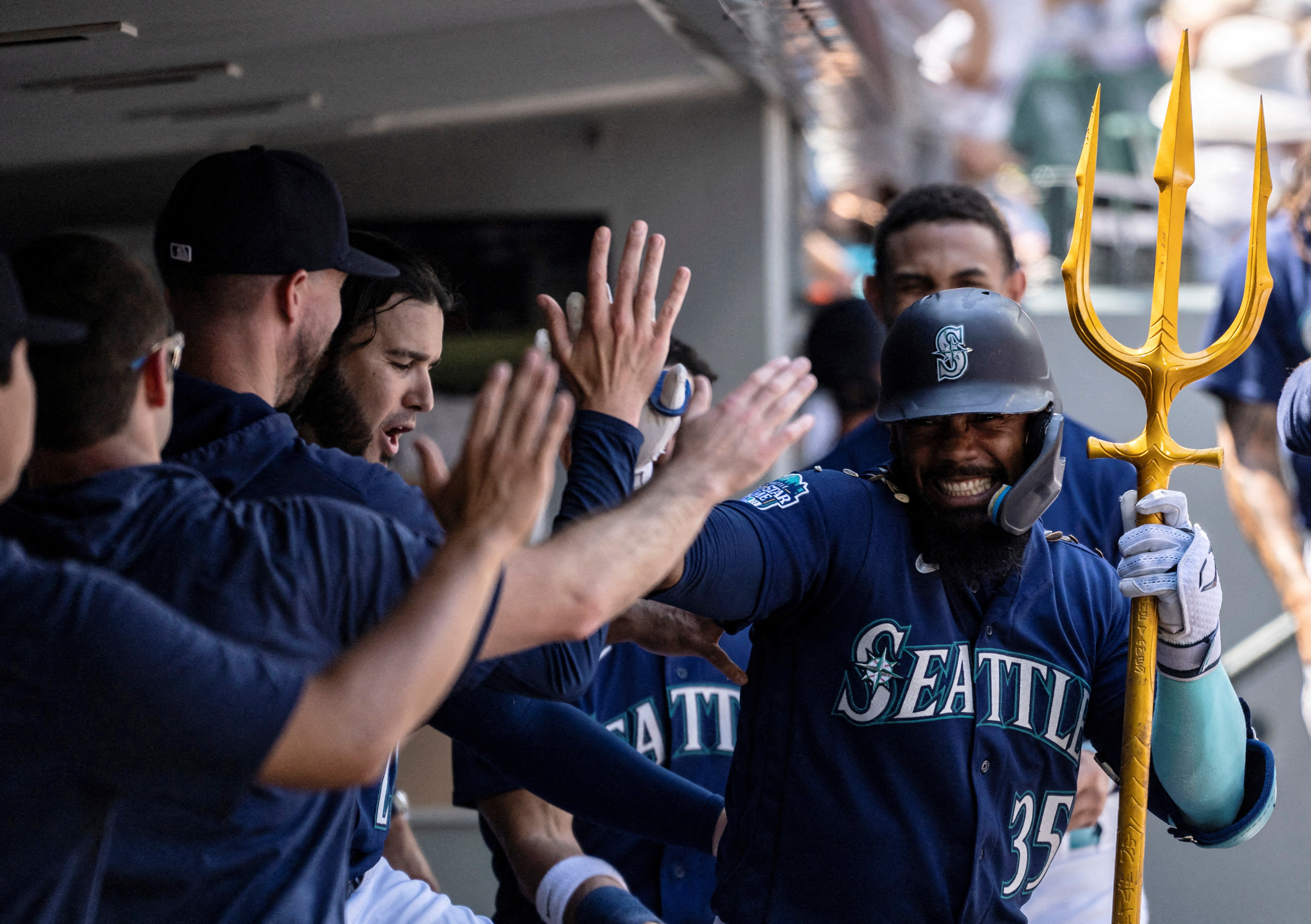 Kirby fans 10, Mariners blank Twins