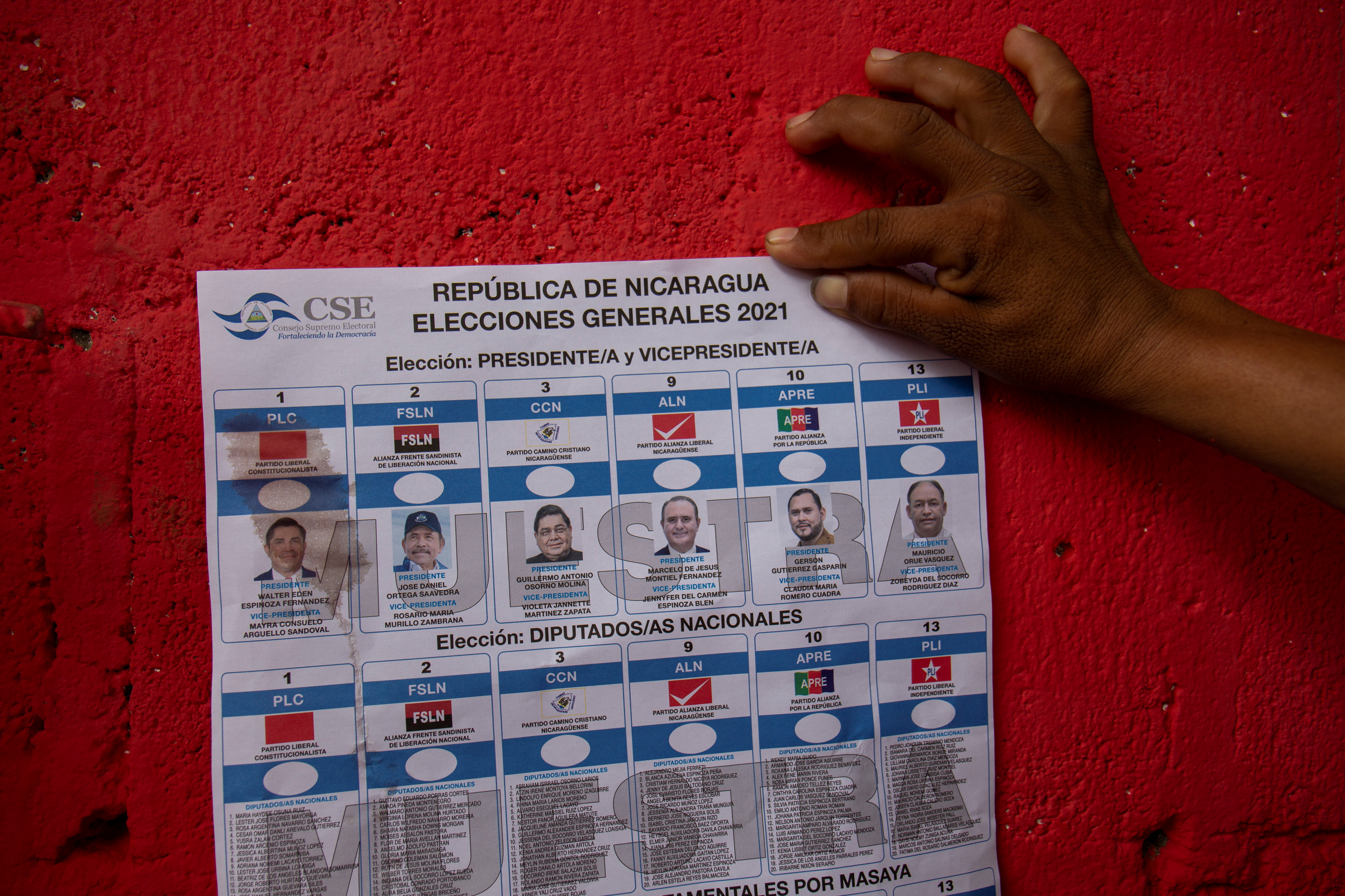 A supporter of Marcelo Montiel, presidential candidate of the Nicaraguan Liberal Alliance (ALN), shows a ballot with the presidential candidates during a campaign rally ahead of the November 7 presidential election, in Masaya, Nicaragua October 31, 2021. REUTERS/Maynor Valenzuela NO RESALES. NO ARCHIVES