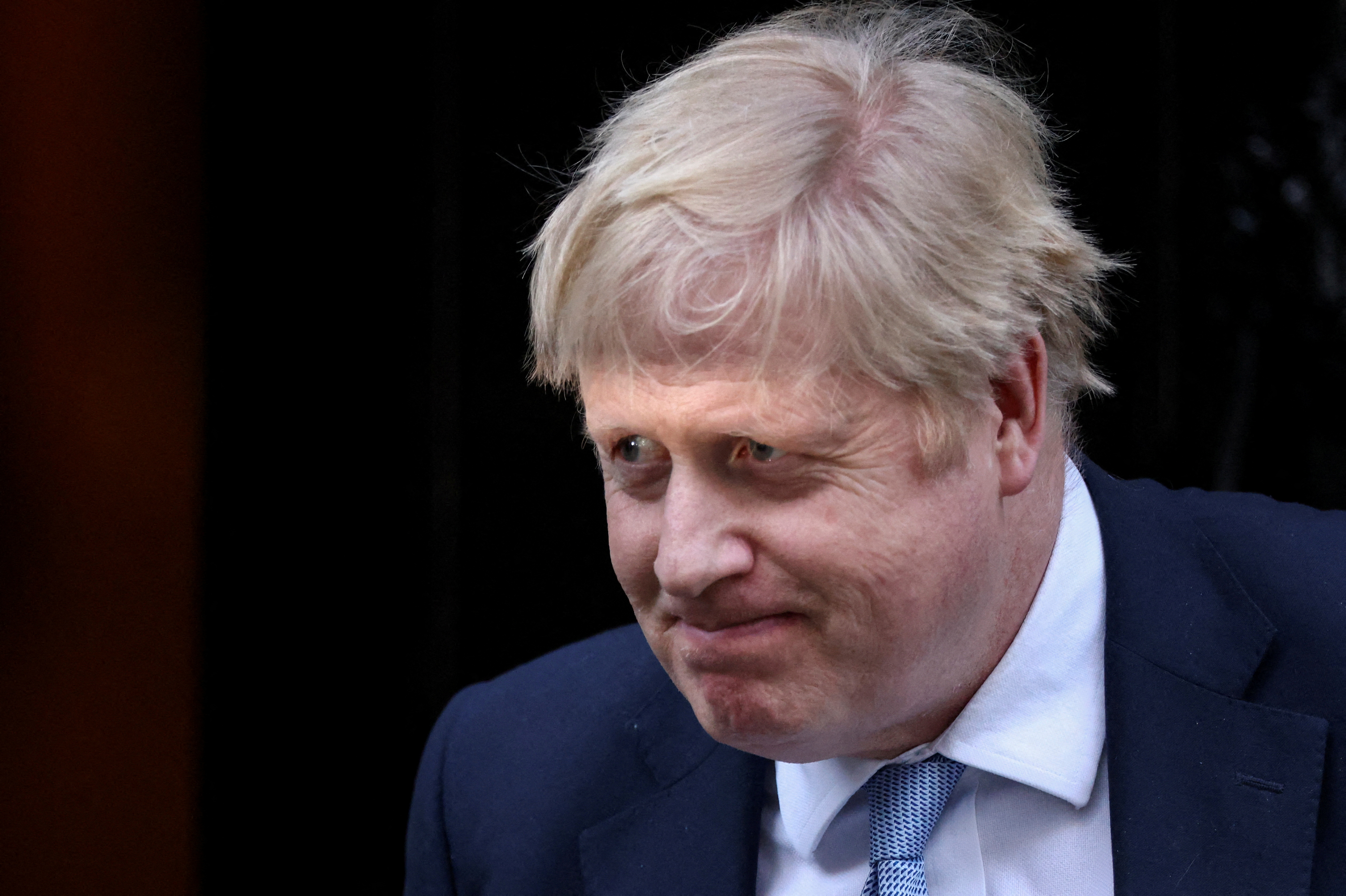 Britse premier Boris Johnson stap buite Downingstraat 10 in Londen, Brittanje, 31 Januarie 2022. REUTERS/Henry Nicholls