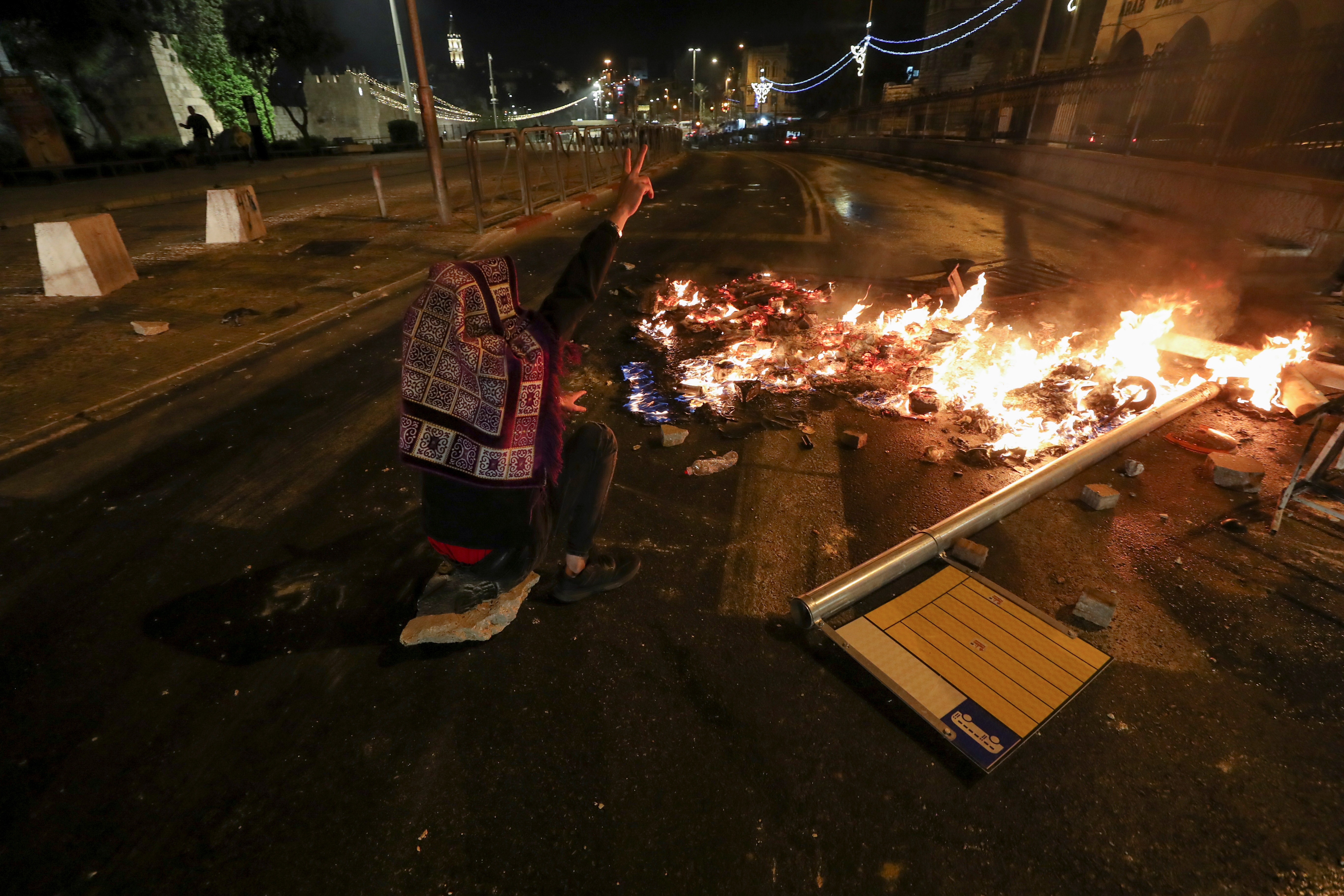 Scores Injured In Jerusalem Clashes Israeli Nationalists Shout Death To Arabs Reuters