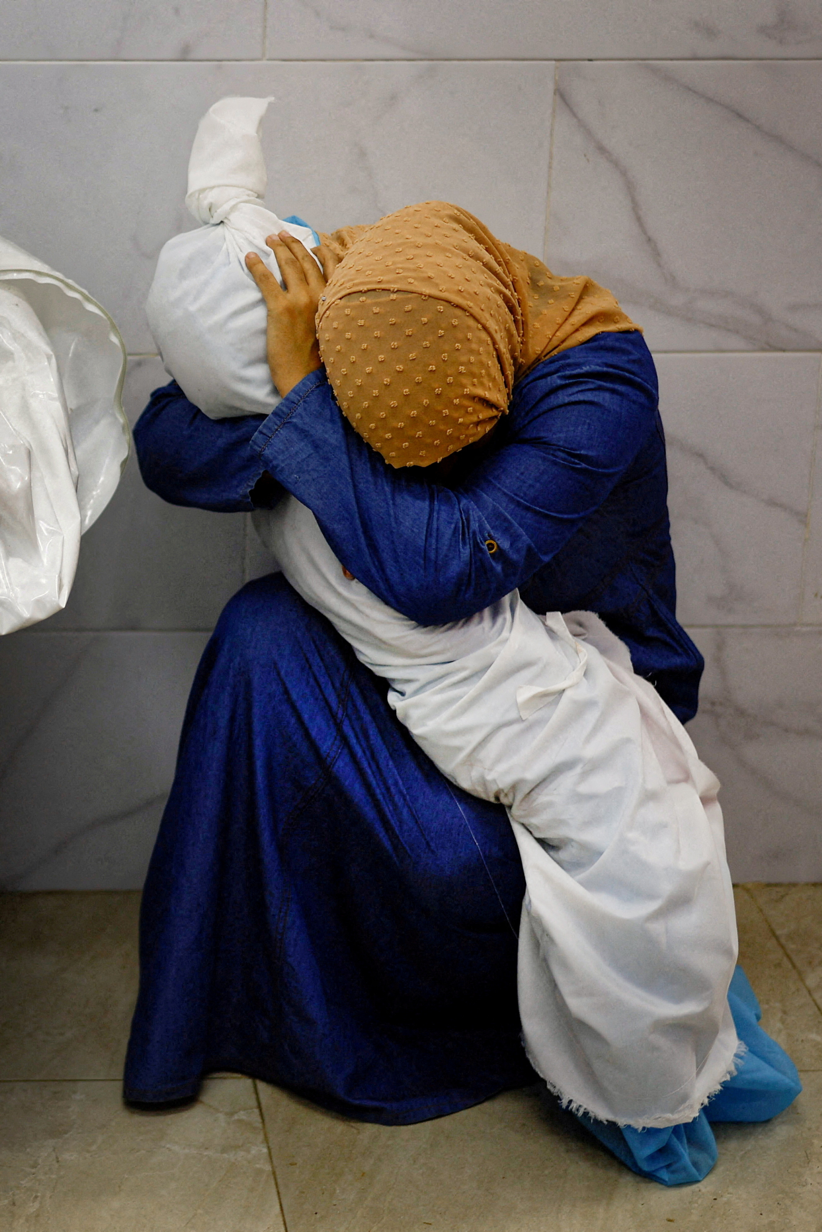 ガザで子どもの遺体抱く女性、世界報道写真大賞　ロイター記者に