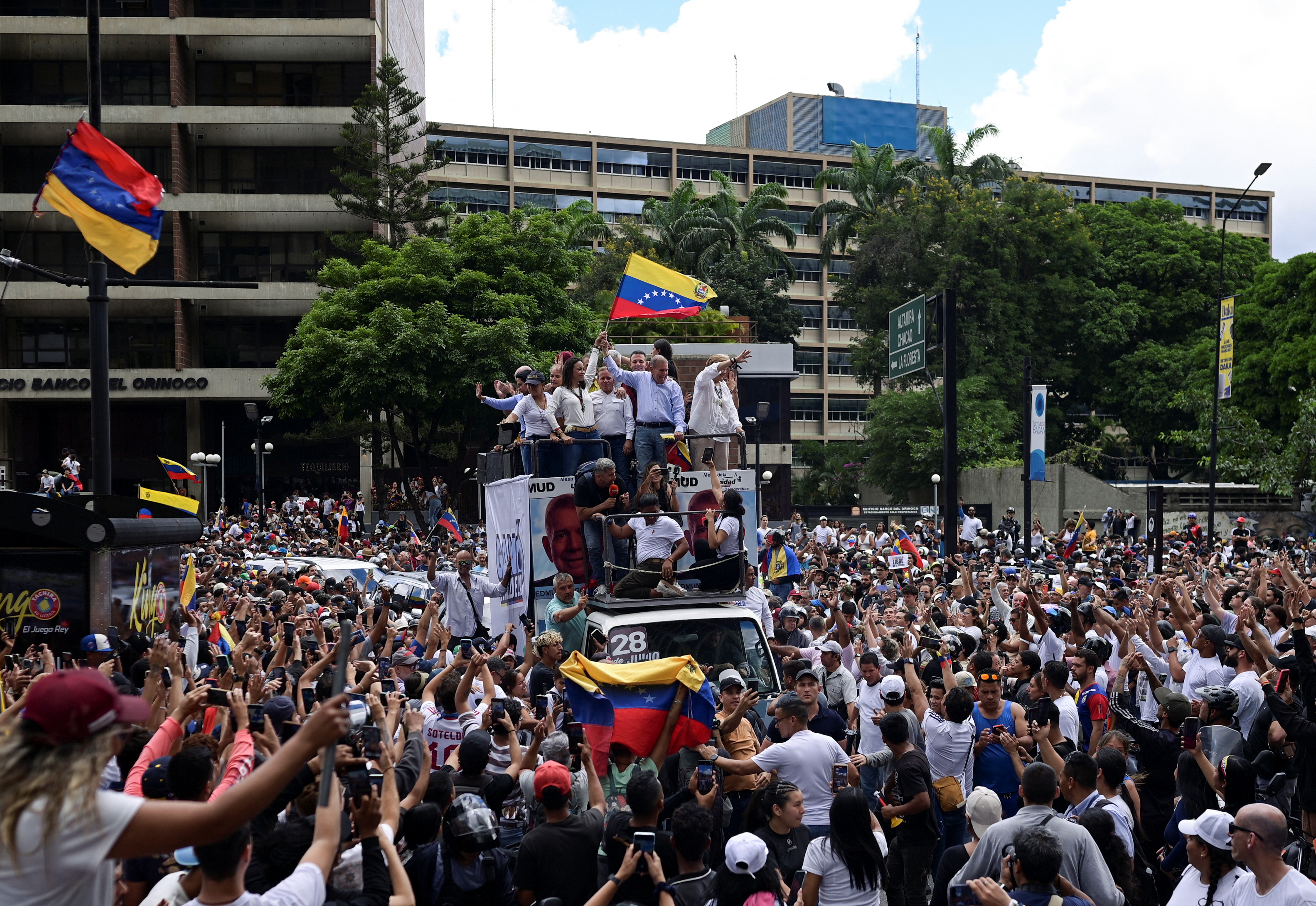 Protestos anti-Maduro se espalham enquanto oposição venezuelana diz que ele roubou votos, em Caracas